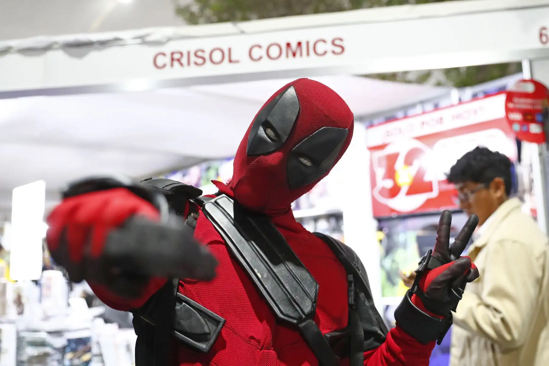 Muchos asistentes a la Feria Internacional del Libro FIL Lima 2025, en su sexto día, tuvieron la oportunidad de tomarse fotos con diversos personajes del cine, de las historias de ciencia ficción y de los cómics, entre ellos muchos superhéroes conocidos como Superman, la Mujer Maravilla, Optimus Prime y Deathpool. Foto: ANDINA/Daniel Bracamonte