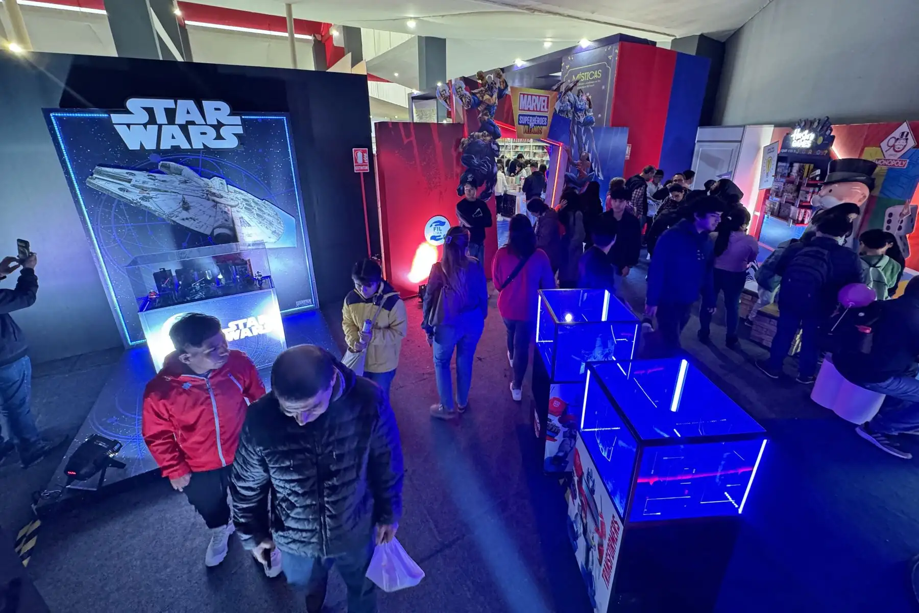En el sexto día de la Feria Internacional del Libro FIL Lima 2025, se observan diversas manifestaciones de la cultura geek tales como los superhéroes y personajes de ciencia ficción, de los cómics y el anime. Foto: ANDINA/Daniel Bracamonte