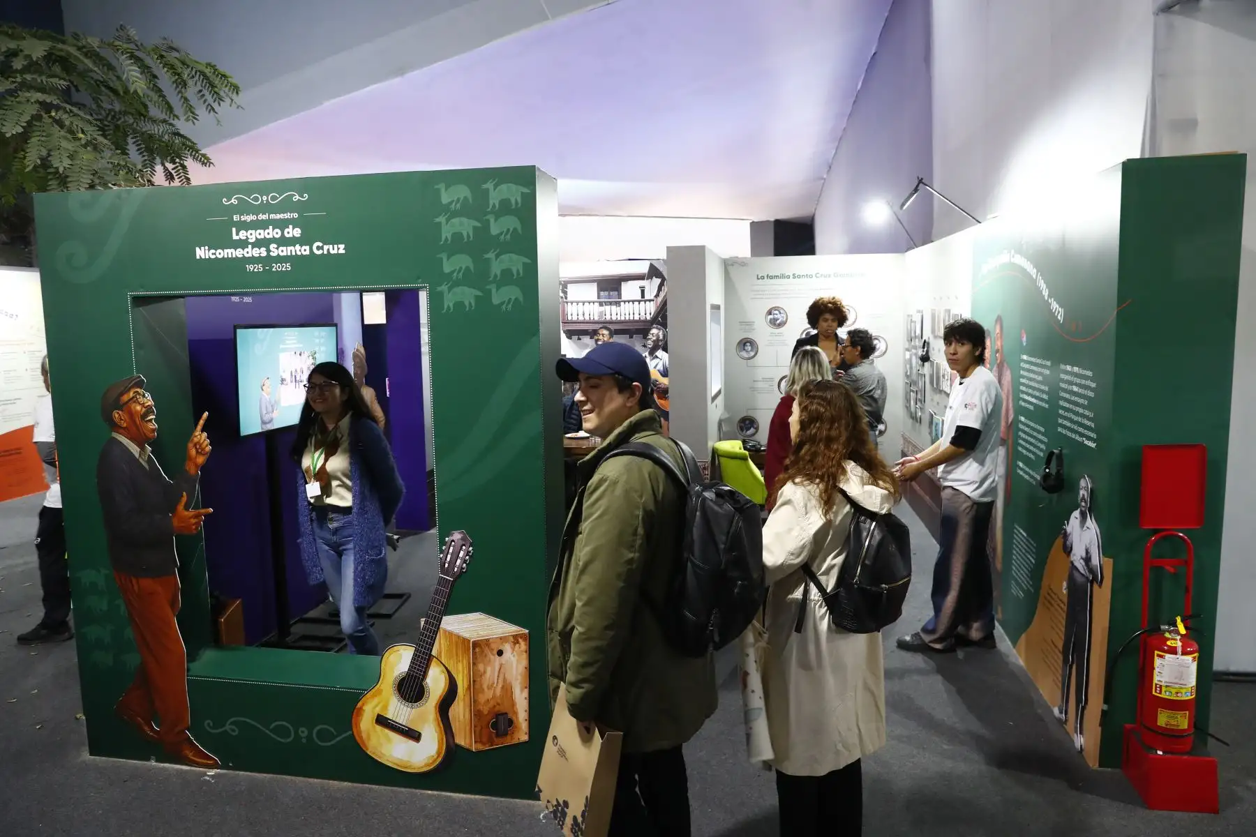 En la 29 Feria Internacional del Libro FIL Lima 2025 el público asistente visita la muestra expositiva que conmemora el centenario del nacimiento del maestro Nicomedes Santa Cruz, connotado intelectual, poeta decimista y folclorista, indiscutible difusor de la cultura afroperuana, a través de la cual los visitantes conocen un poco más de su vida y obra. Foto: ANDINA/Daniel Bracamonte