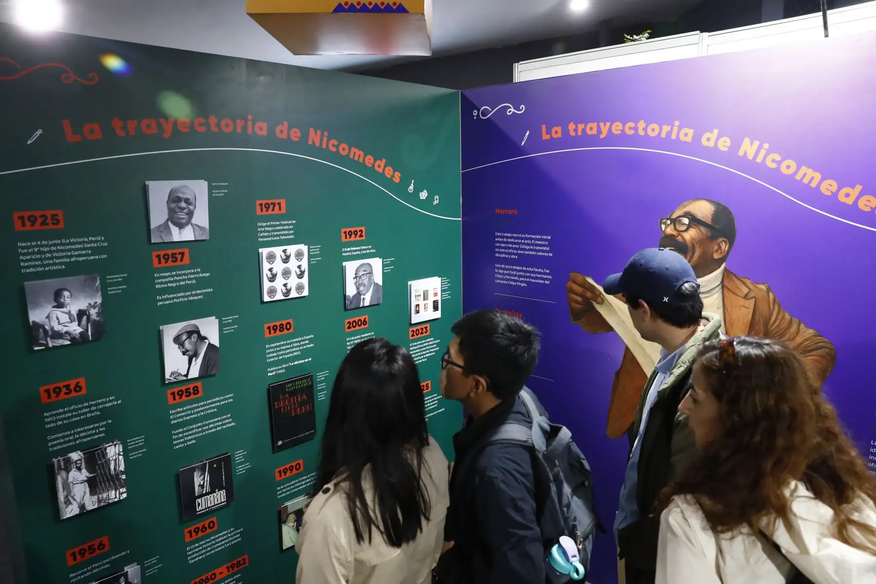 En la 29 Feria Internacional del Libro FIL Lima 2025 el público asistente visita la muestra expositiva que conmemora el centenario del nacimiento del maestro Nicomedes Santa Cruz, connotado intelectual, poeta decimista y folclorista, indiscutible difusor de la cultura afroperuana, a través de la cual los visitantes conocen un poco más de su vida y obra. Foto: ANDINA/Daniel Bracamonte