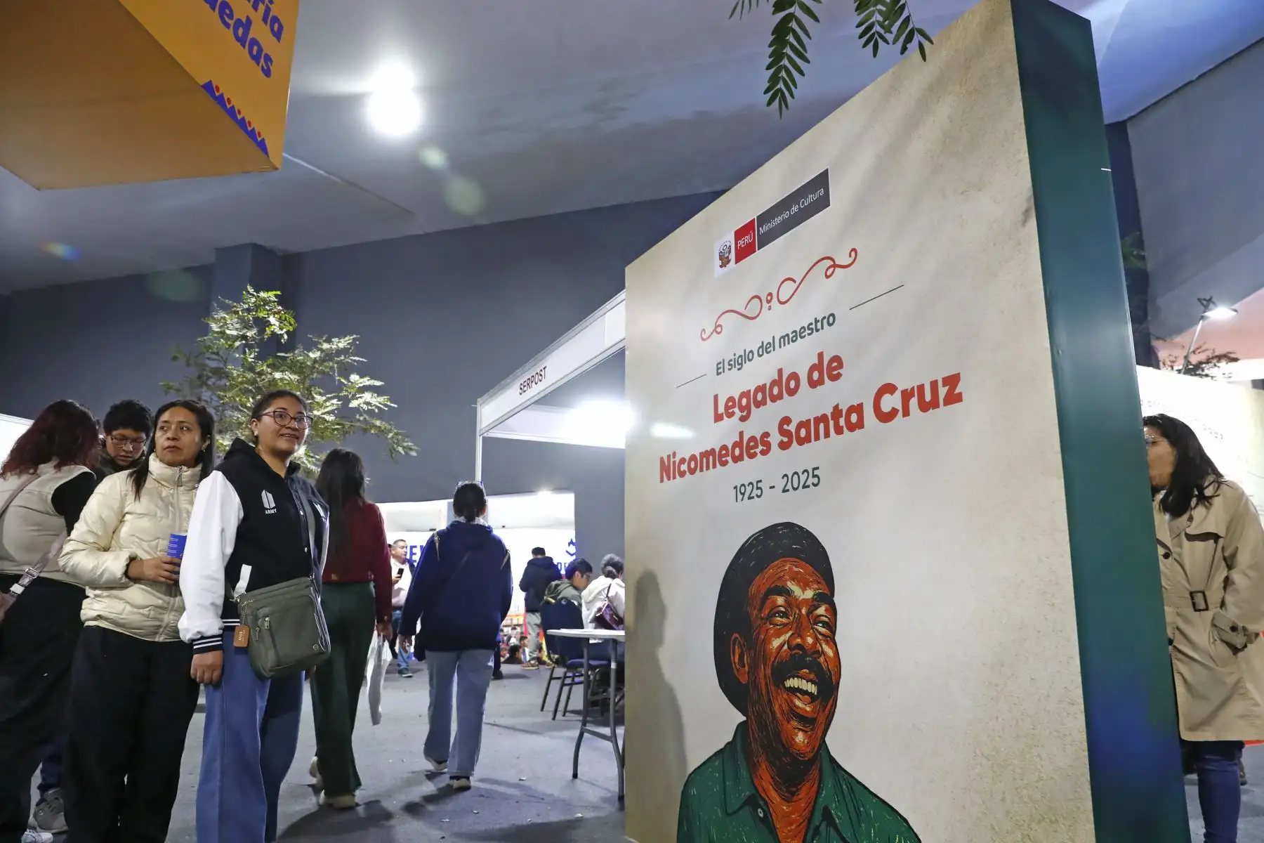 En la 29 Feria Internacional del Libro FIL Lima 2025 el público asistente visita la muestra expositiva que conmemora el centenario del nacimiento del maestro Nicomedes Santa Cruz, connotado intelectual, poeta decimista y folclorista, indiscutible difusor de la cultura afroperuana, a través de la cual los visitantes conocen un poco más de su vida y obra. Foto: ANDINA/Daniel Bracamonte