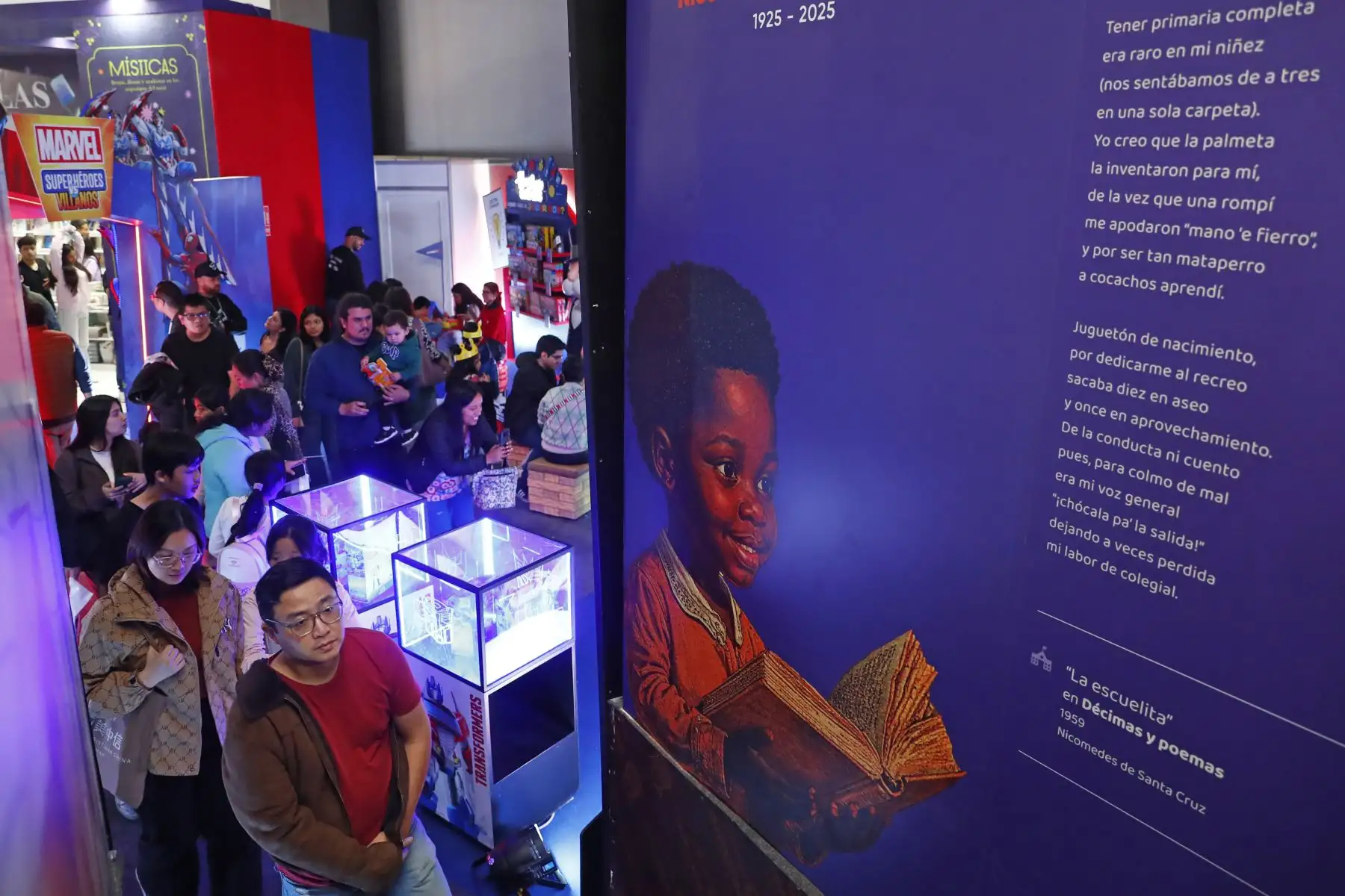 En la 29 Feria Internacional del Libro FIL Lima 2025 el público asistente visita la muestra expositiva que conmemora el centenario del nacimiento del maestro Nicomedes Santa Cruz, connotado intelectual, poeta decimista y folclorista, indiscutible difusor de la cultura afroperuana, a través de la cual los visitantes conocen un poco más de su vida y obra. Foto: ANDINA/Daniel Bracamonte