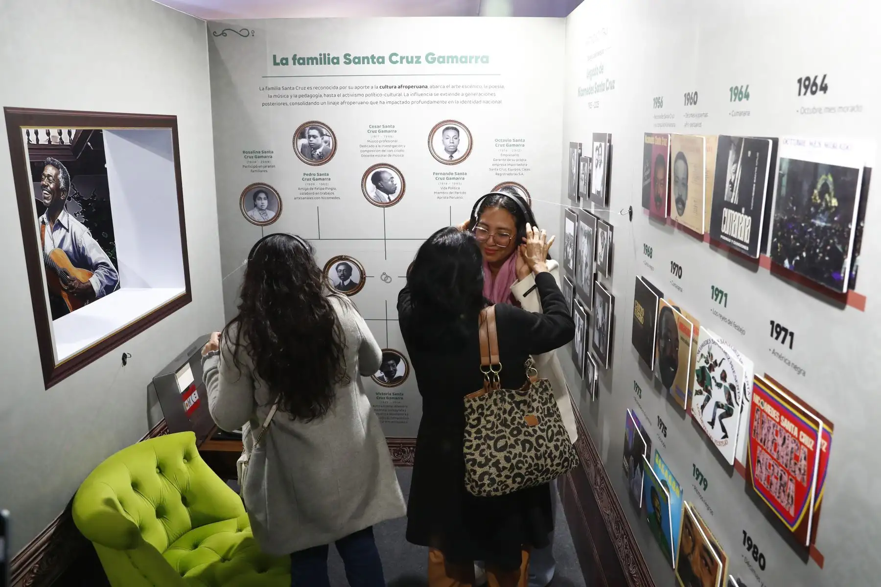 “El siglo del maestro: Legado de Nicomedes Santa Cruz 1925 - 2025” es la muestra expositiva organizada por el Ministerio de Cultura en la Feria Internacional del Libro FIL Lima 2025, en donde el público asistente encontrará paneles infográficos, audios con las décimas de Nicomedes Santa Cruz y videos sobre su vida y trayectoria, así como recreaciones de lugares que él solía visitar frecuentemente, permitiéndole a los visitantes una experiencia interactiva, vivencial y recreativa. Foto: ANDINA/Daniel Bracamonte