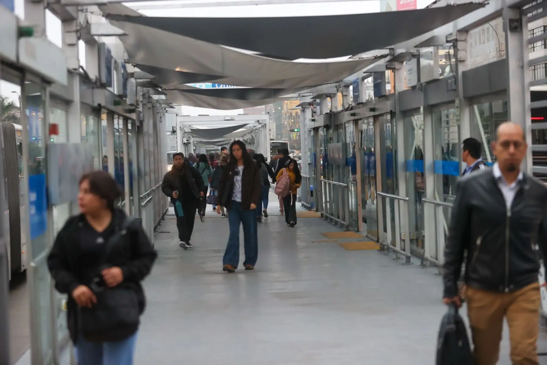 Usuarios de transporte público se movilizan con normalidad en los paraderos ubicados entre Alfonso Ugarte y jirón Quilca.

Foto: ANDINA/Juan Carlos Guzmán Negrini