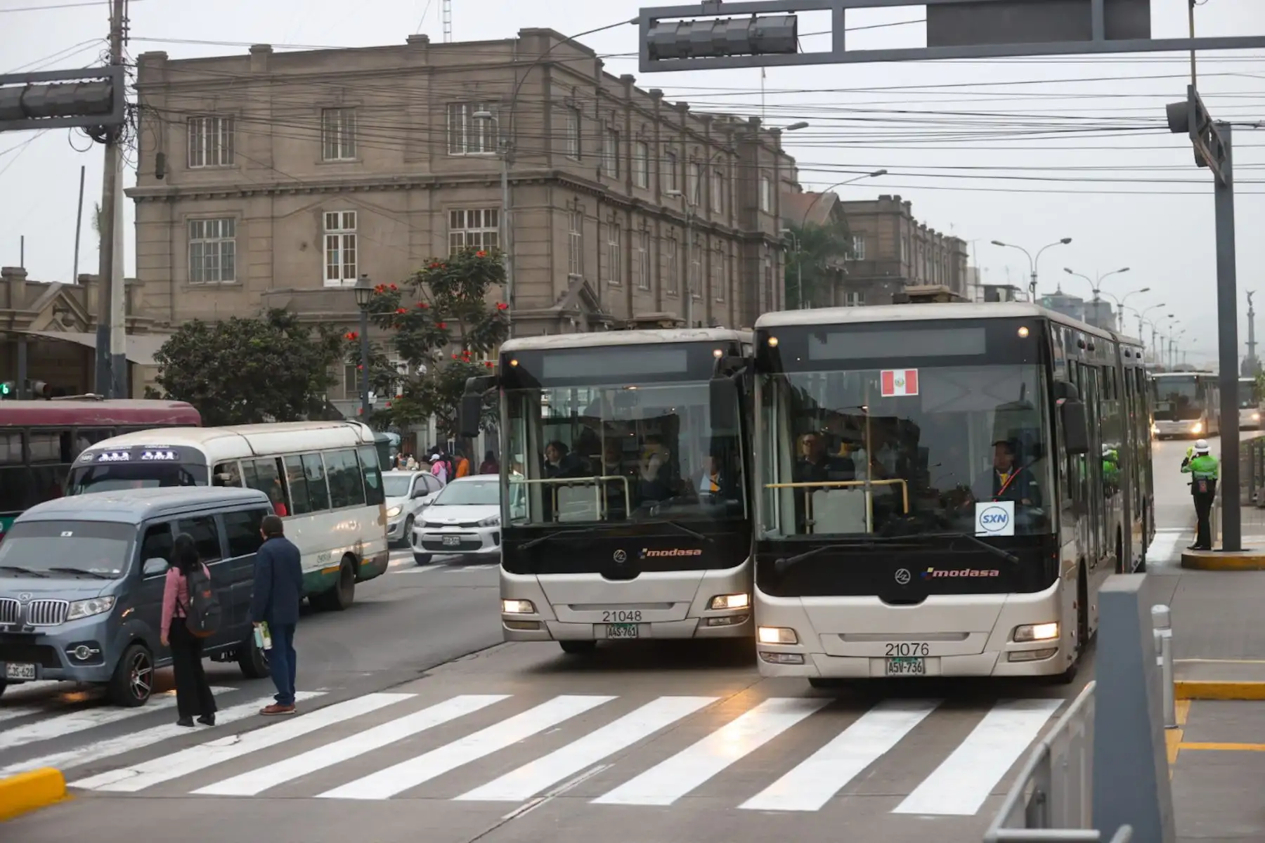 Usuarios de transporte público se movilizan con normalidad en los paraderos ubicados entre Alfonso Ugarte y jirón Quilca.

Foto: ANDINA/Juan Carlos Guzmán Negrini