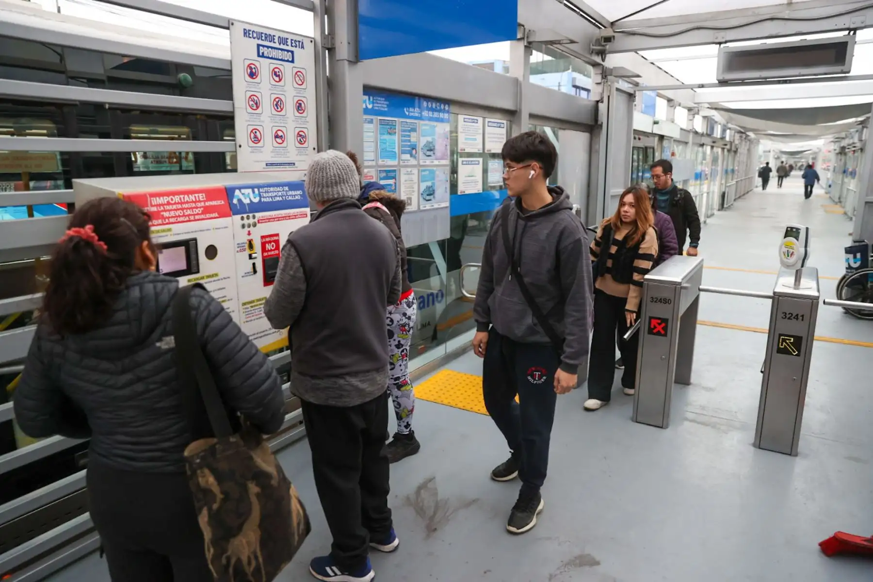 Usuarios de transporte público se movilizan con normalidad en los paraderos ubicados entre Alfonso Ugarte y jirón Quilca.

Foto: ANDINA/Juan Carlos Guzmán Negrini