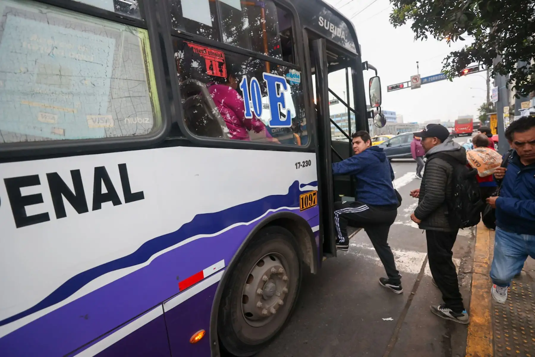 Usuarios de transporte público se movilizan con normalidad en los paraderos ubicados entre Alfonso Ugarte y jirón Quilca.

Foto: ANDINA/Juan Carlos Guzmán Negrini