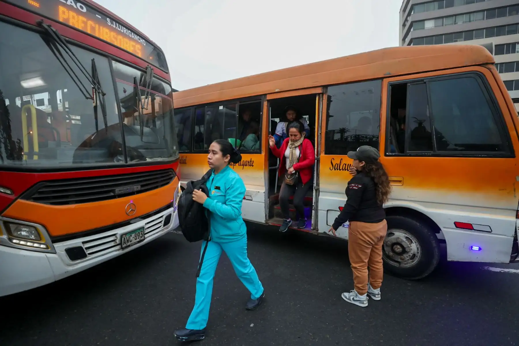 Usuarios de transporte público se movilizan con normalidad en los paraderos ubicados entre Alfonso Ugarte y jirón Quilca.

Foto: ANDINA/Juan Carlos Guzmán Negrini