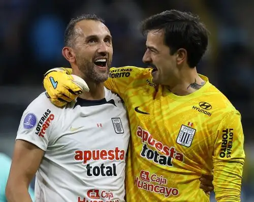 Hernán Barcos celebra su gol con Guillermo Viscarra