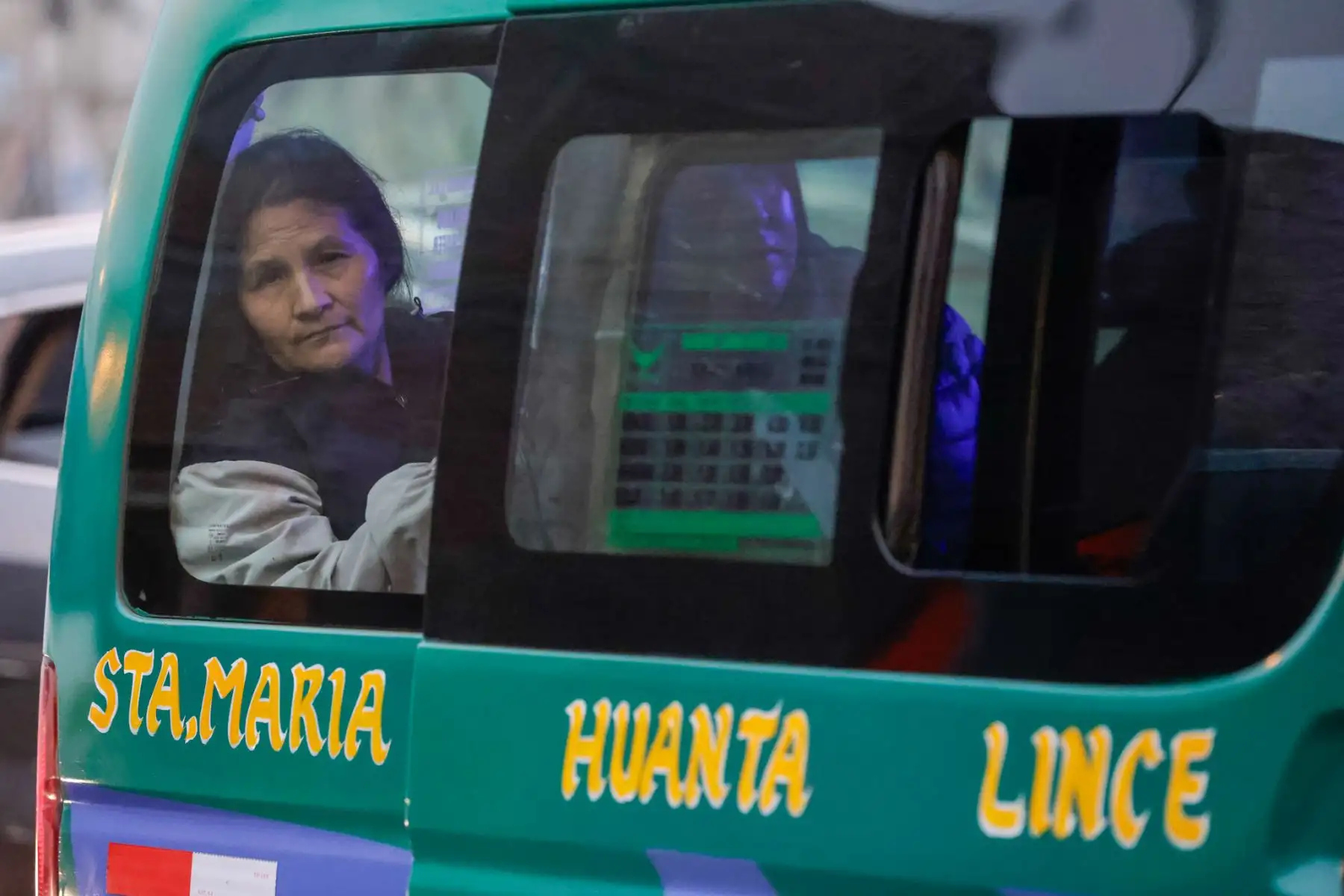 Transporte público se desarrolla con normalidad en medio del paro convocado por un grupo transportistas, mientras que la presencia policial garantiza la seguridad y el orden en diversos puntos de Lima. Desde tempranas horas, efectivos de la Policía Nacional resguardan a los ciudadanos, asegurando la libre circulación. Foto: ANDINA/Luis Iparraguirre
