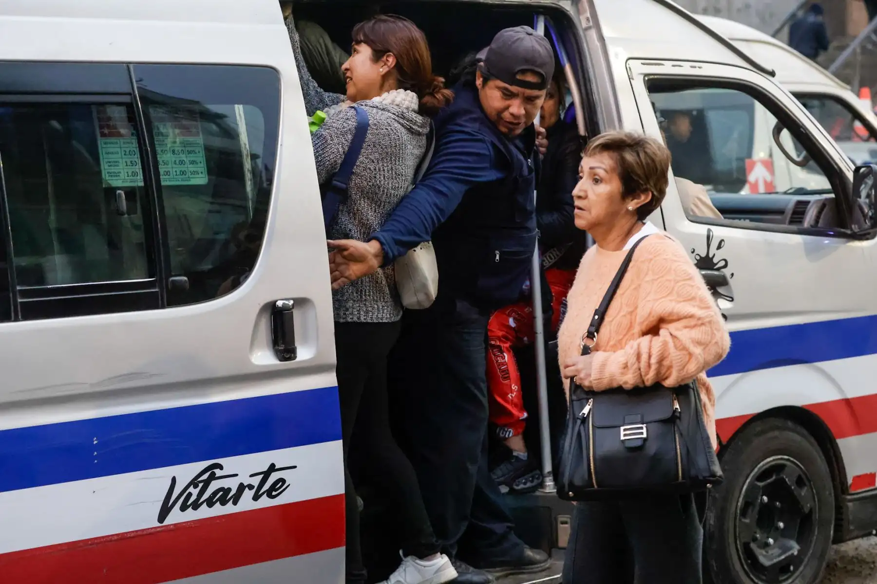 Transporte público se desarrolla con normalidad en medio del paro convocado por transportistas, mientras que la presencia policial garantiza la seguridad y el orden en diversos puntos de Lima. Desde tempranas horas, efectivos de la Policía Nacional resguardan a los ciudadanos, asegurando la libre circulación. Foto: ANDINA/Luis Iparraguirre