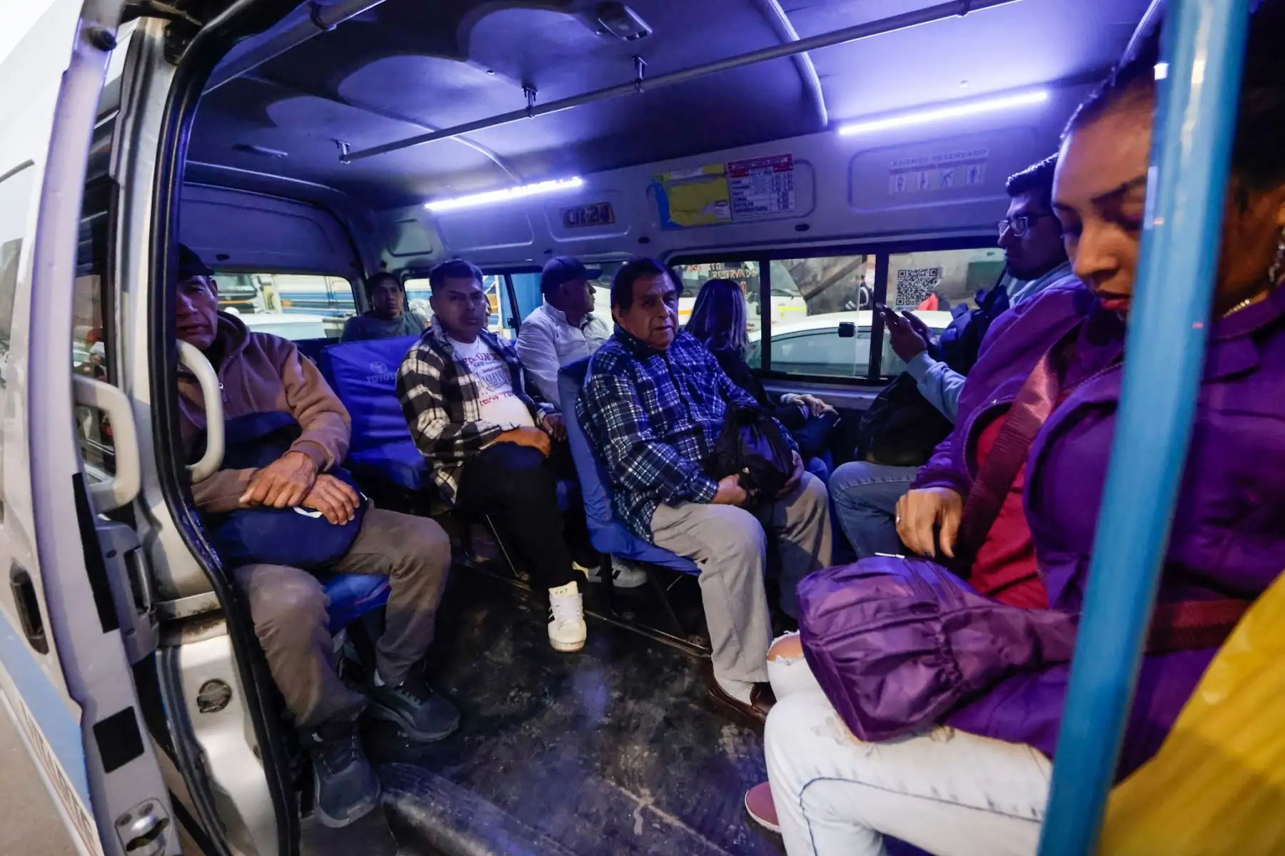 Transporte público se desarrolla con normalidad en medio del paro convocado por un grupo transportistas, mientras que la presencia policial garantiza la seguridad y el orden en diversos puntos de Lima. Desde tempranas horas, efectivos de la Policía Nacional resguardan a los ciudadanos, asegurando la libre circulación. Foto: ANDINA/Luis Iparraguirre