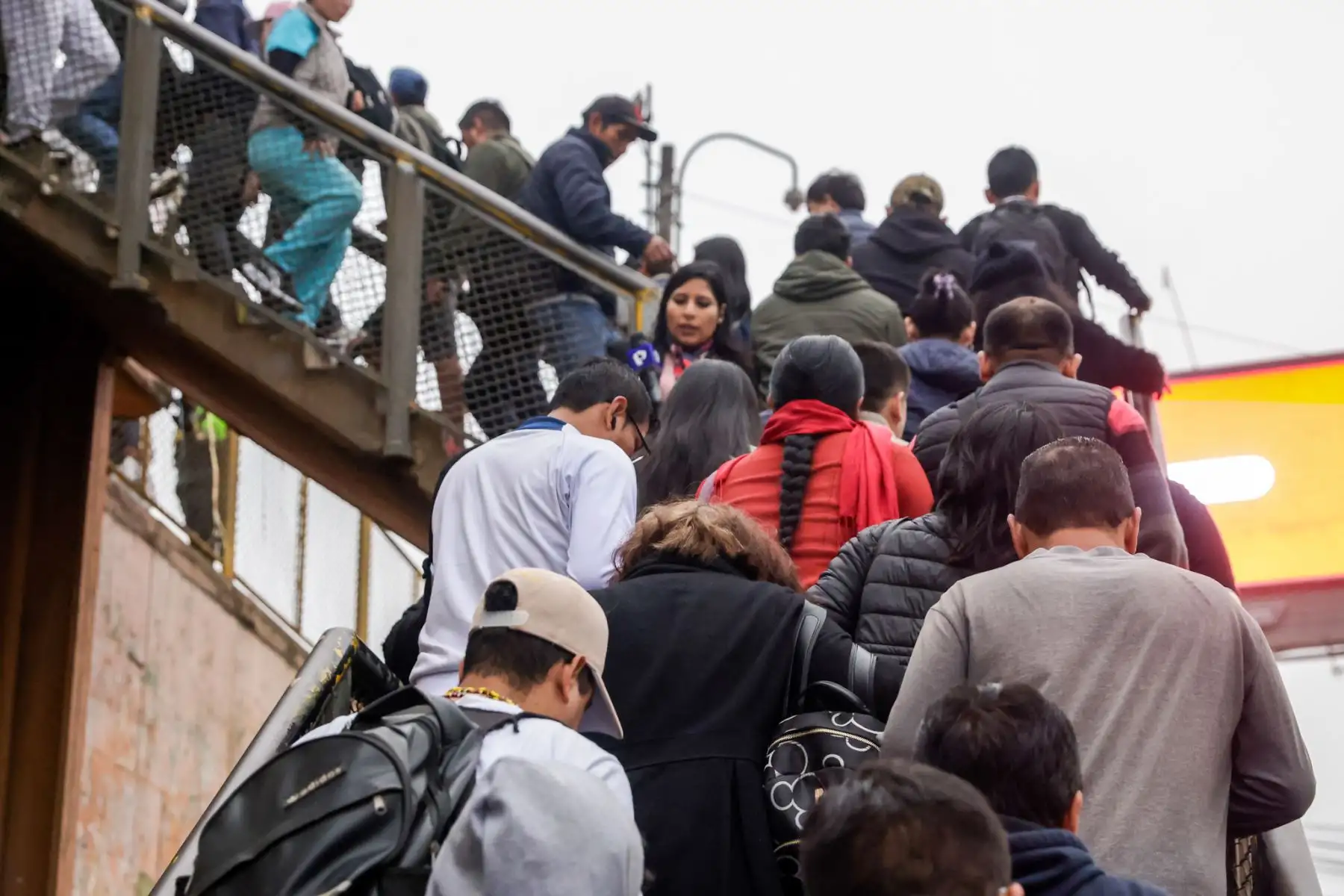 Transporte público se desarrolla con normalidad en medio del paro convocado por un grupo transportistas, mientras que la presencia policial garantiza la seguridad y el orden en diversos puntos de Lima. Desde tempranas horas, efectivos de la Policía Nacional resguardan a los ciudadanos, asegurando la libre circulación. Foto: ANDINA/Luis Iparraguirre