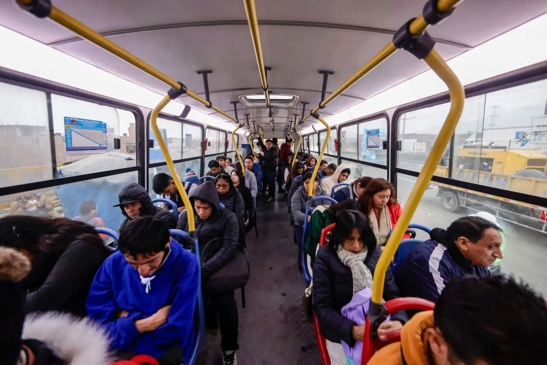 Transporte público se desarrolla con normalidad en medio del paro convocado por un grupo transportistas, mientras que la presencia policial garantiza la seguridad y el orden en diversos puntos de Lima. Desde tempranas horas, efectivos de la Policía Nacional resguardan a los ciudadanos, asegurando la libre circulación. Foto: ANDINA/Luis Iparraguirre