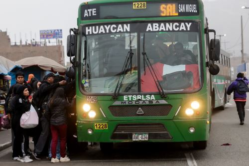 Población se moviliza en transporte público a pesar de paro convocado por un sector de transportistas
