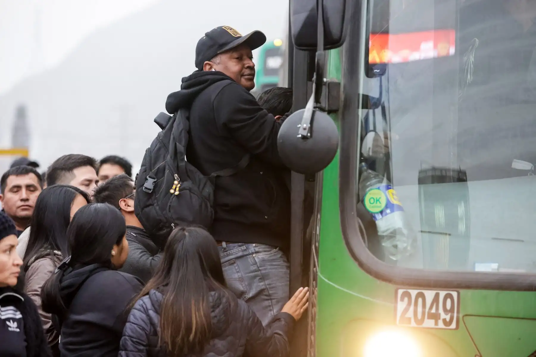Transporte público se desarrolla con normalidad en medio del paro convocado por un grupo transportistas, mientras que la presencia policial garantiza la seguridad y el orden en diversos puntos de Lima. Desde tempranas horas, efectivos de la Policía Nacional resguardan a los ciudadanos, asegurando la libre circulación. Foto: ANDINA/Luis Iparraguirre
