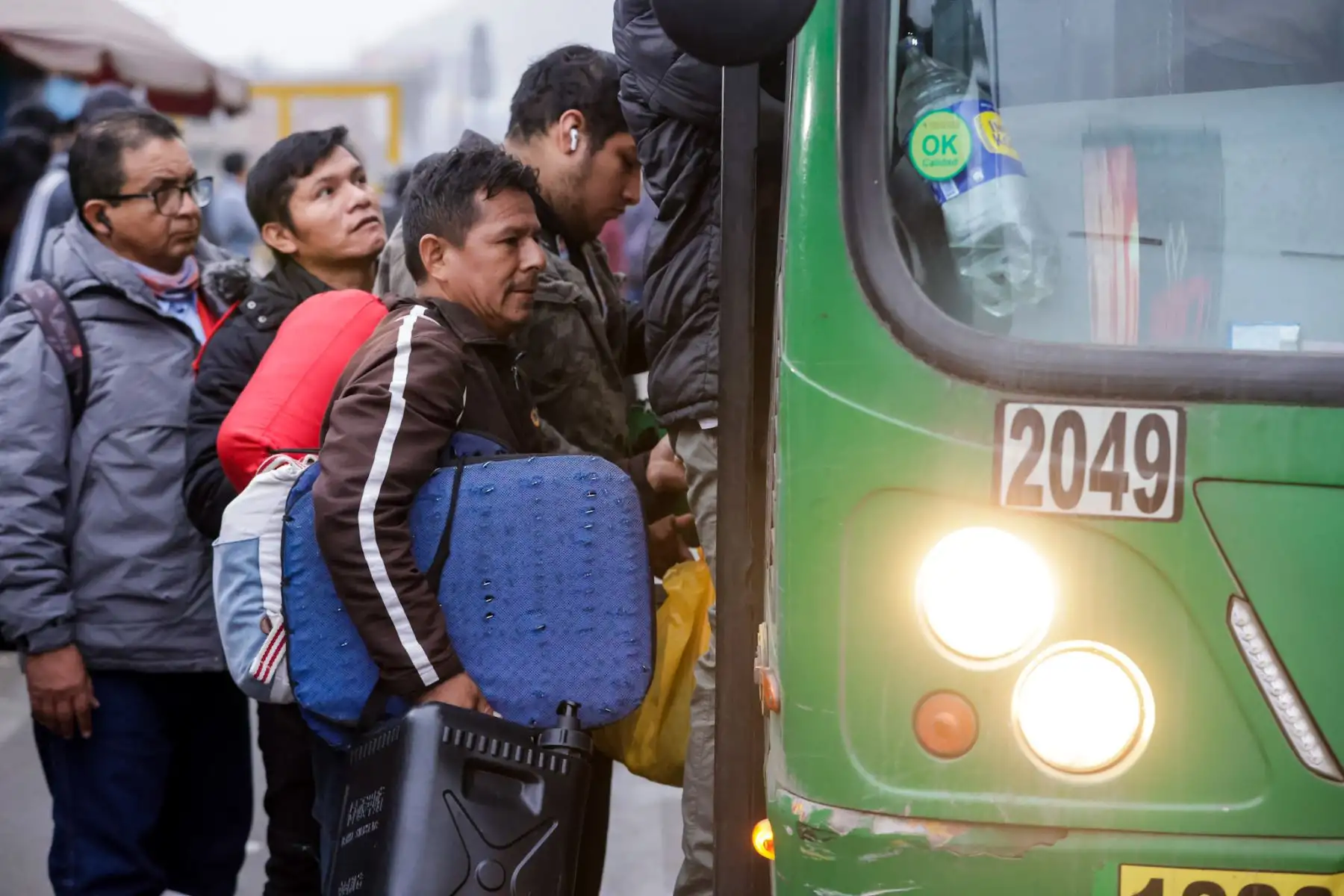 Transporte público se desarrolla con normalidad en medio del paro convocado por un grupo transportistas, mientras que la presencia policial garantiza la seguridad y el orden en diversos puntos de Lima. Desde tempranas horas, efectivos de la Policía Nacional resguardan a los ciudadanos, asegurando la libre circulación. Foto: ANDINA/Luis Iparraguirre