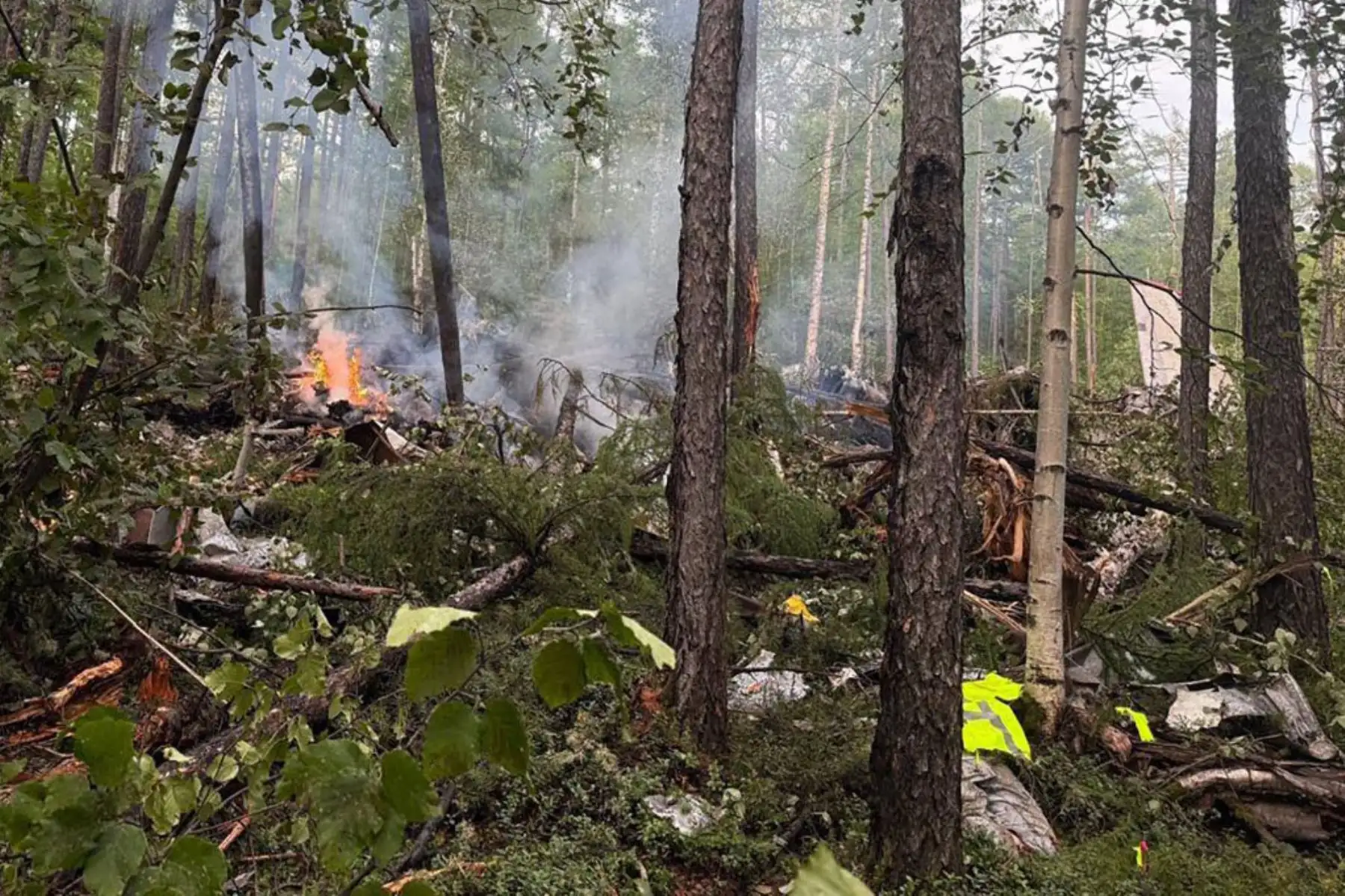 Lugar del accidente del avión de pasajeros Antonov AN-24, a las afueras de la ciudad de Tynda, en la región de Amur, en el extremo oriental de Rusia. Los rescatistas no encontraron supervivientes. Foto: AFP