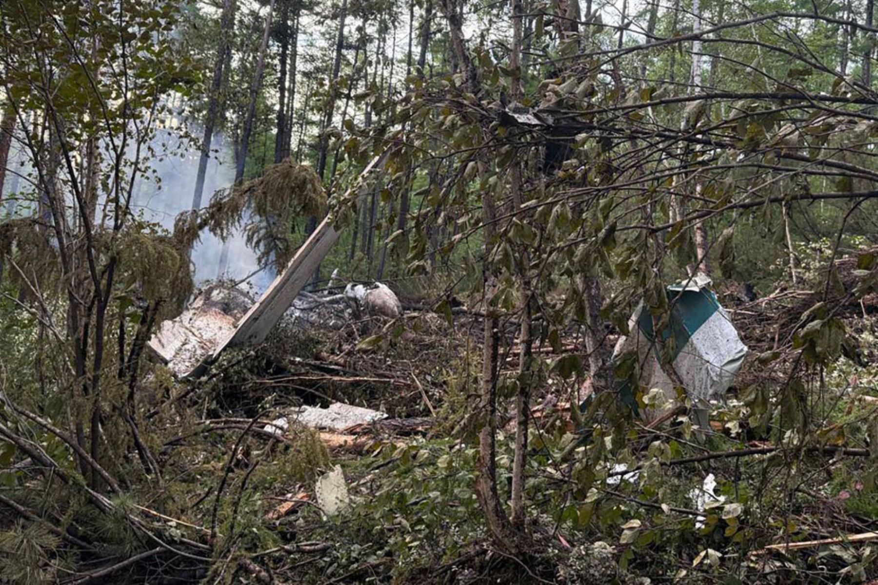 Lugar del accidente del avión de pasajeros Antonov AN-24, a las afueras de la ciudad de Tynda, en la región de Amur, en el extremo oriental de Rusia. Los rescatistas no encontraron supervivientes. Foto: AFP