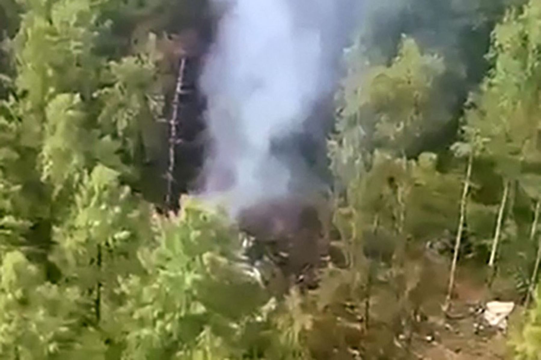 Lugar del accidente del avión de pasajeros Antonov AN-24, a las afueras de la ciudad de Tynda, en la región de Amur, en el extremo oriental de Rusia. Los rescatistas no encontraron supervivientes. Foto: AFP