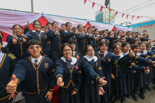 Carabayllo celebra: 97 estudiantes del colegio Juan Pablo Peregrino ingresan a la UNAC y celebran con corte de cabello