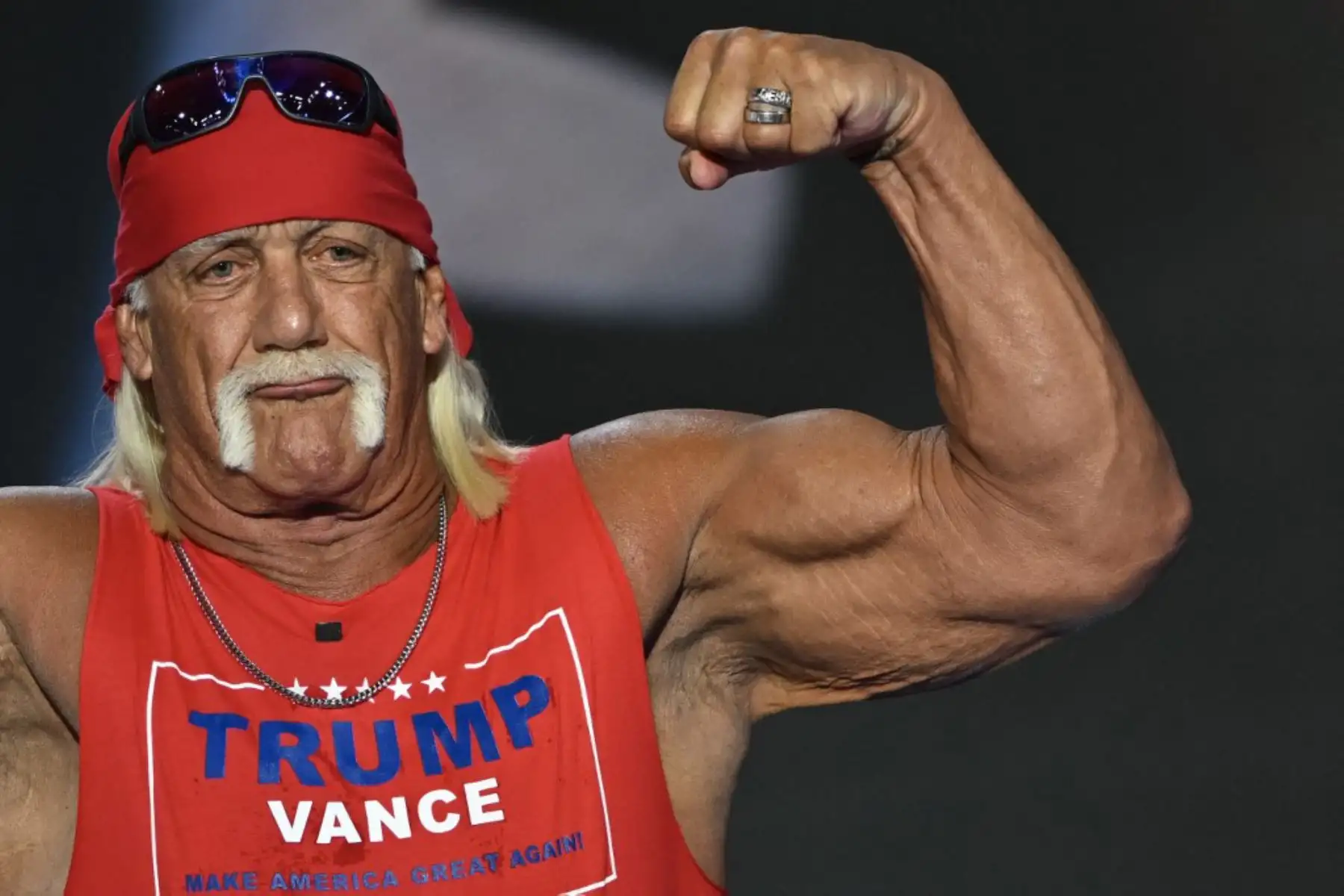 Hulk Hogan, conocido por su imponente físico de dos metros, su pañuelo y su distintivo bigote rubio, falleció en su casa de Florida. Foto: AFP