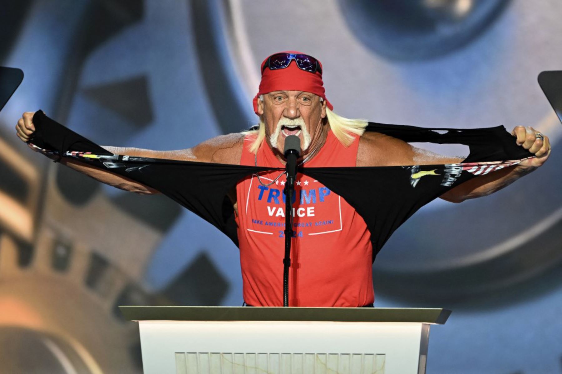 Hulk Hogan, conocido por su imponente físico de dos metros, su pañuelo y su distintivo bigote rubio, falleció en su casa de Florida. Foto: AFP