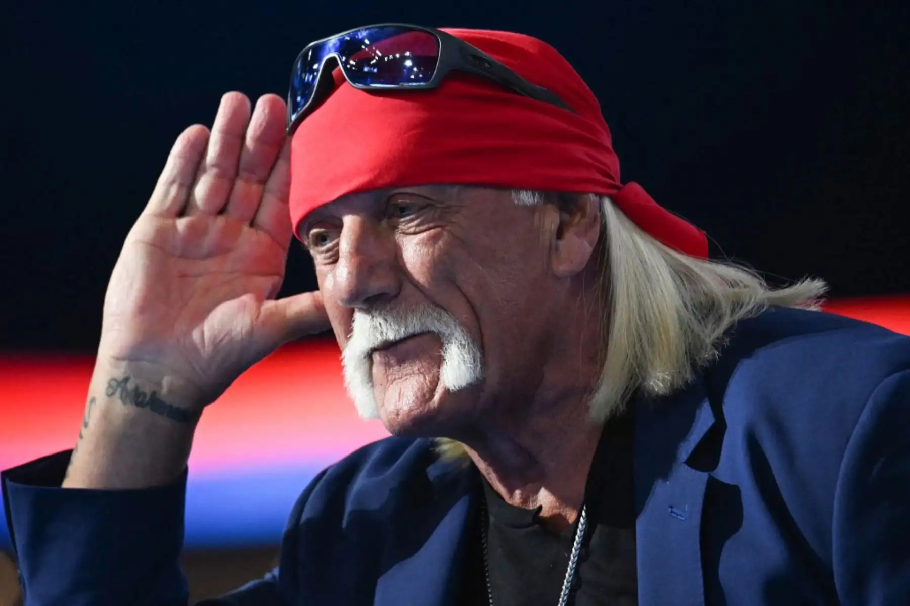 Hulk Hogan, conocido por su imponente físico de dos metros, su pañuelo y su distintivo bigote rubio, falleció en su casa de Florida. Foto: AFP