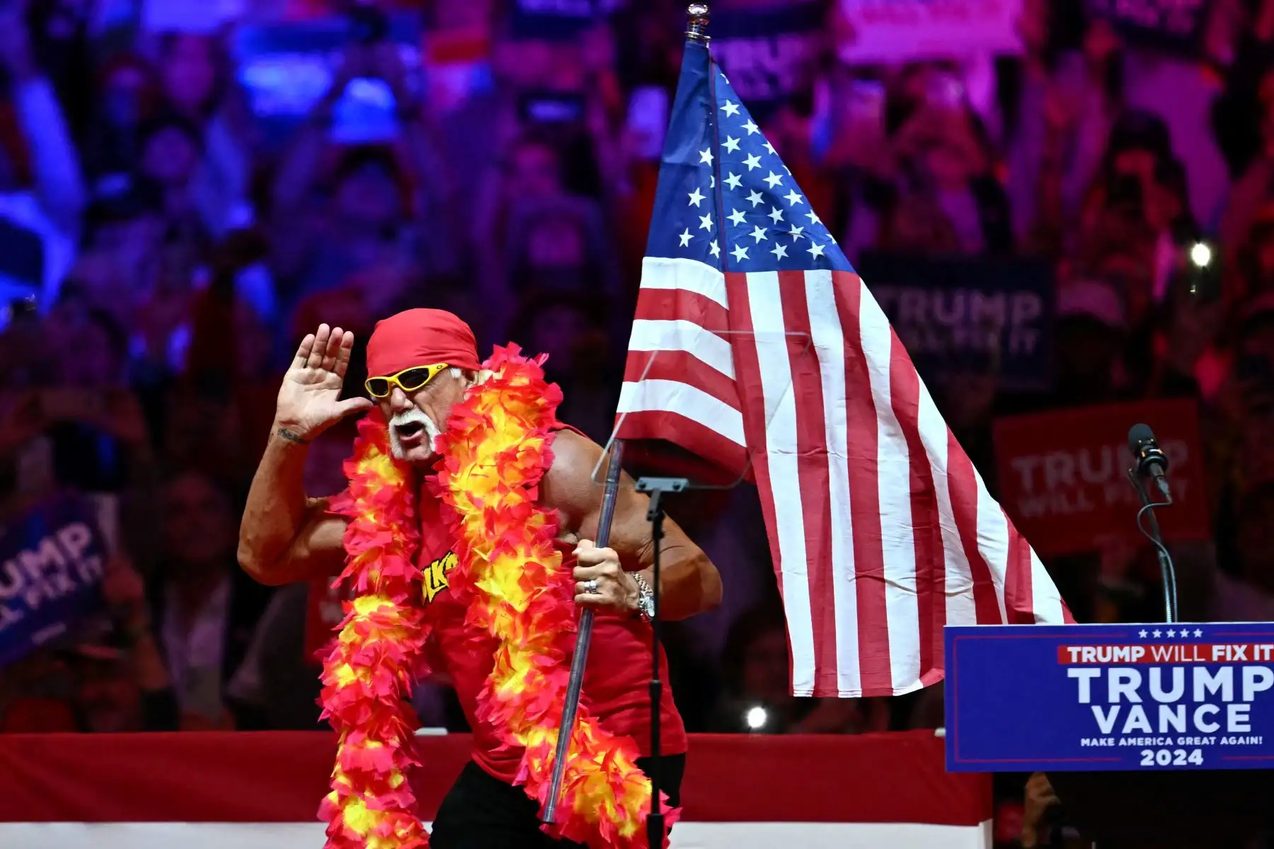Hulk Hogan, conocido por su imponente físico de dos metros, su pañuelo y su distintivo bigote rubio, falleció en su casa de Florida. Foto: AFP