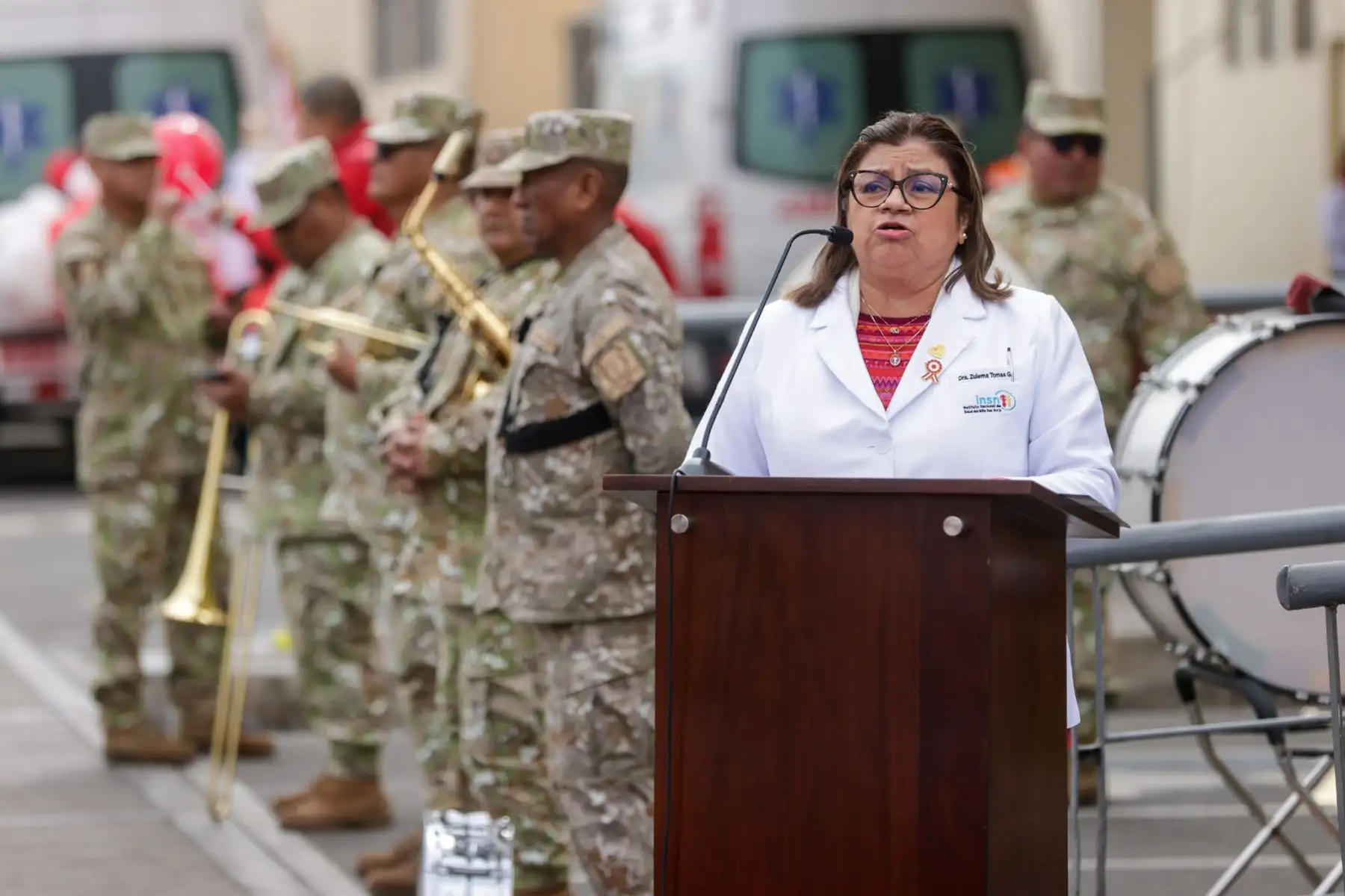 Con motivo del 204 aniversario de la Independencia del Perú, el personal del INSN San Borja, junto a pacientes y sus familias, participó en un desfile cívico en el frontis del hospital. Vestidos de rojiblanco, rindieron homenaje al Perú por su 204 aniversario. Médicos, enfermeras y técnicos de 39 delegaciones mostraron su orgullo patrio con trajes típicos y banderas, en una jornada llena de emoción y compromiso con el país. Foto: ANDINA/Luis Iparraguirre