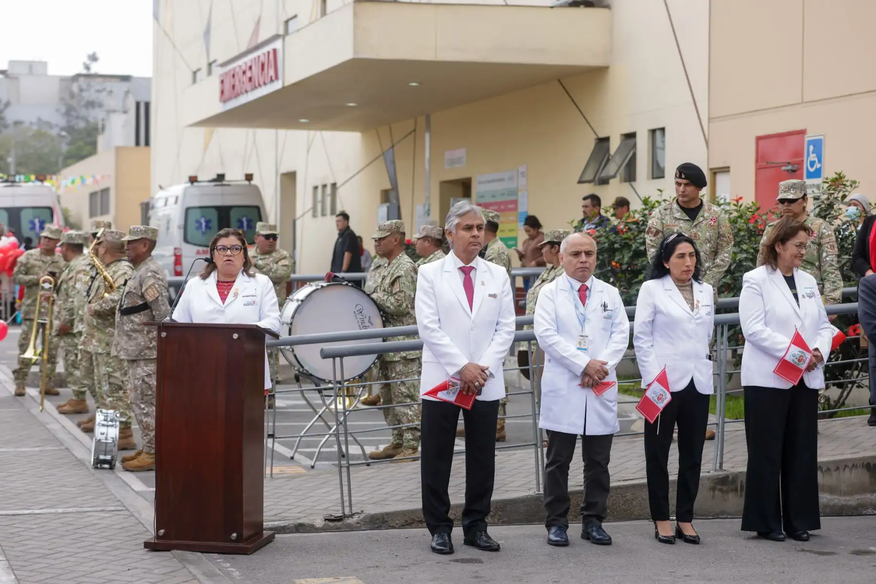 Con motivo del 204 aniversario de la Independencia del Perú, el personal del INSN San Borja, junto a pacientes y sus familias, participó en un desfile cívico en el frontis del hospital. Vestidos de rojiblanco, rindieron homenaje al Perú por su 204 aniversario. Médicos, enfermeras y técnicos de 39 delegaciones mostraron su orgullo patrio con trajes típicos y banderas, en una jornada llena de emoción y compromiso con el país. Foto: ANDINA/Luis Iparraguirre