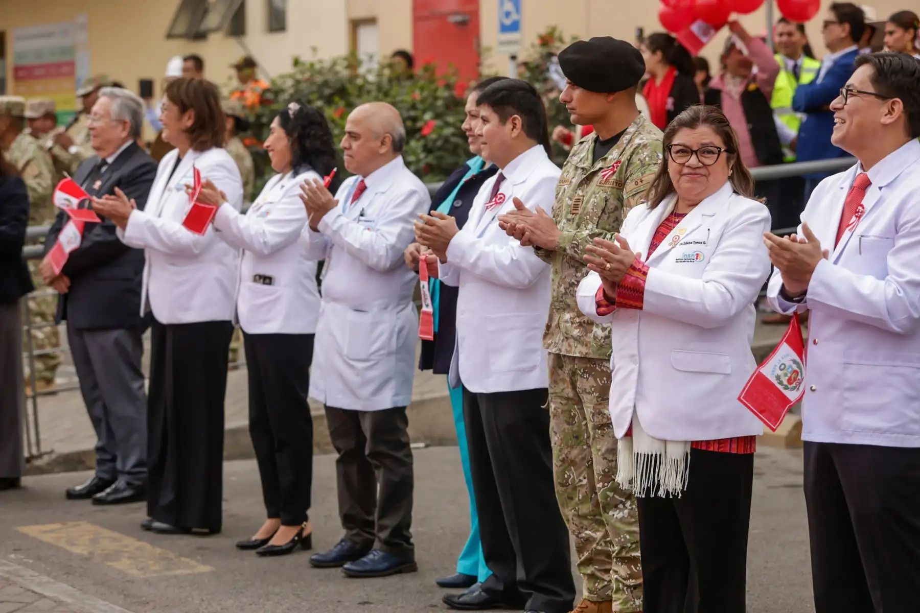 Con motivo del 204 aniversario de la Independencia del Perú, el personal del INSN San Borja, junto a pacientes y sus familias, participó en un desfile cívico en el frontis del hospital. Vestidos de rojiblanco, rindieron homenaje al Perú por su 204 aniversario. Médicos, enfermeras y técnicos de 39 delegaciones mostraron su orgullo patrio con trajes típicos y banderas, en una jornada llena de emoción y compromiso con el país. Foto: ANDINA/Luis Iparraguirre