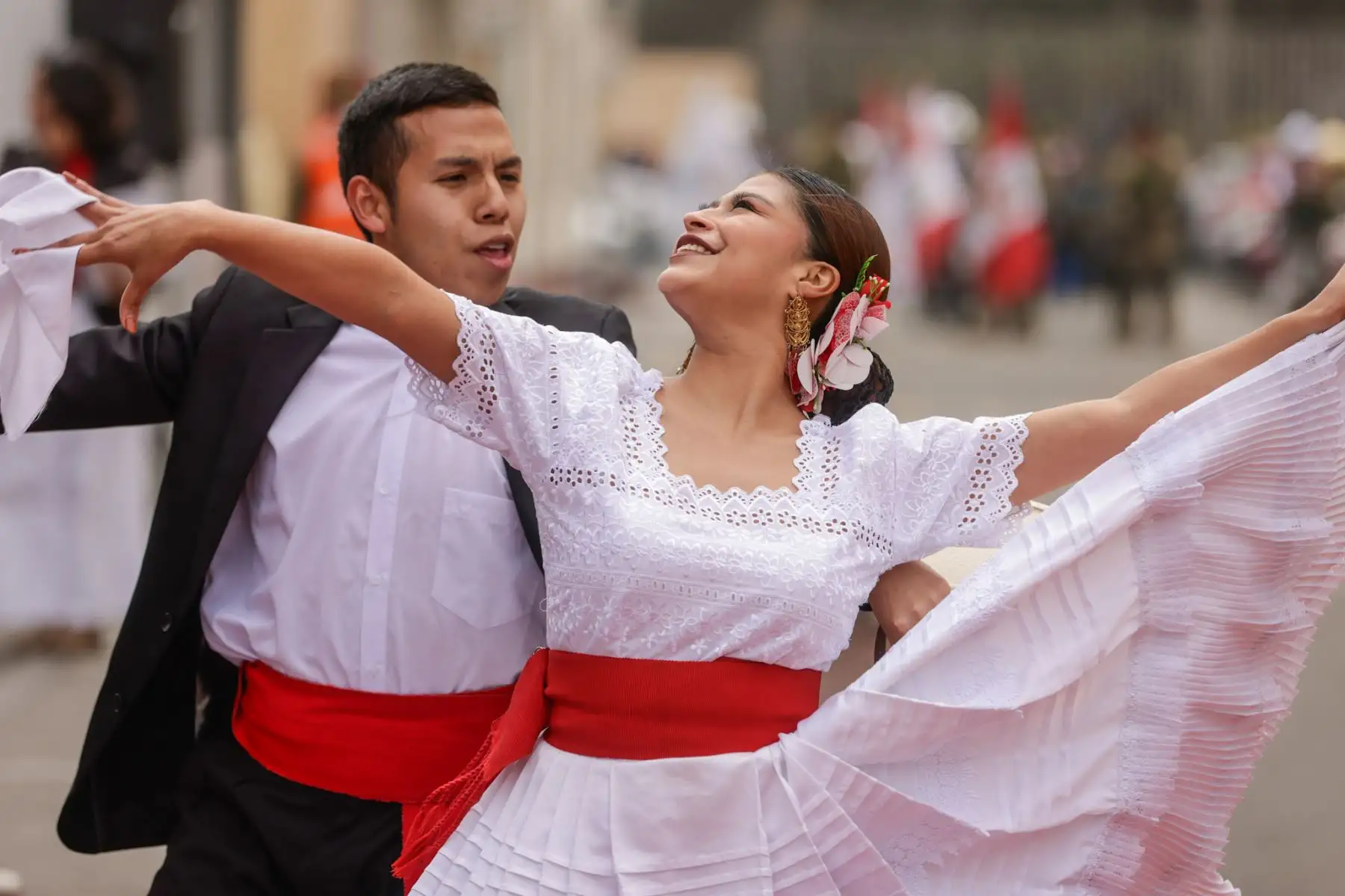 Con motivo del 204 aniversario de la Independencia del Perú, el personal del INSN San Borja, junto a pacientes y sus familias, participó en un desfile cívico en el frontis del hospital. Vestidos de rojiblanco, rindieron homenaje al Perú por su 204 aniversario. Médicos, enfermeras y técnicos de 39 delegaciones mostraron su orgullo patrio con trajes típicos y banderas, en una jornada llena de emoción y compromiso con el país. Foto: ANDINA/Luis Iparraguirre