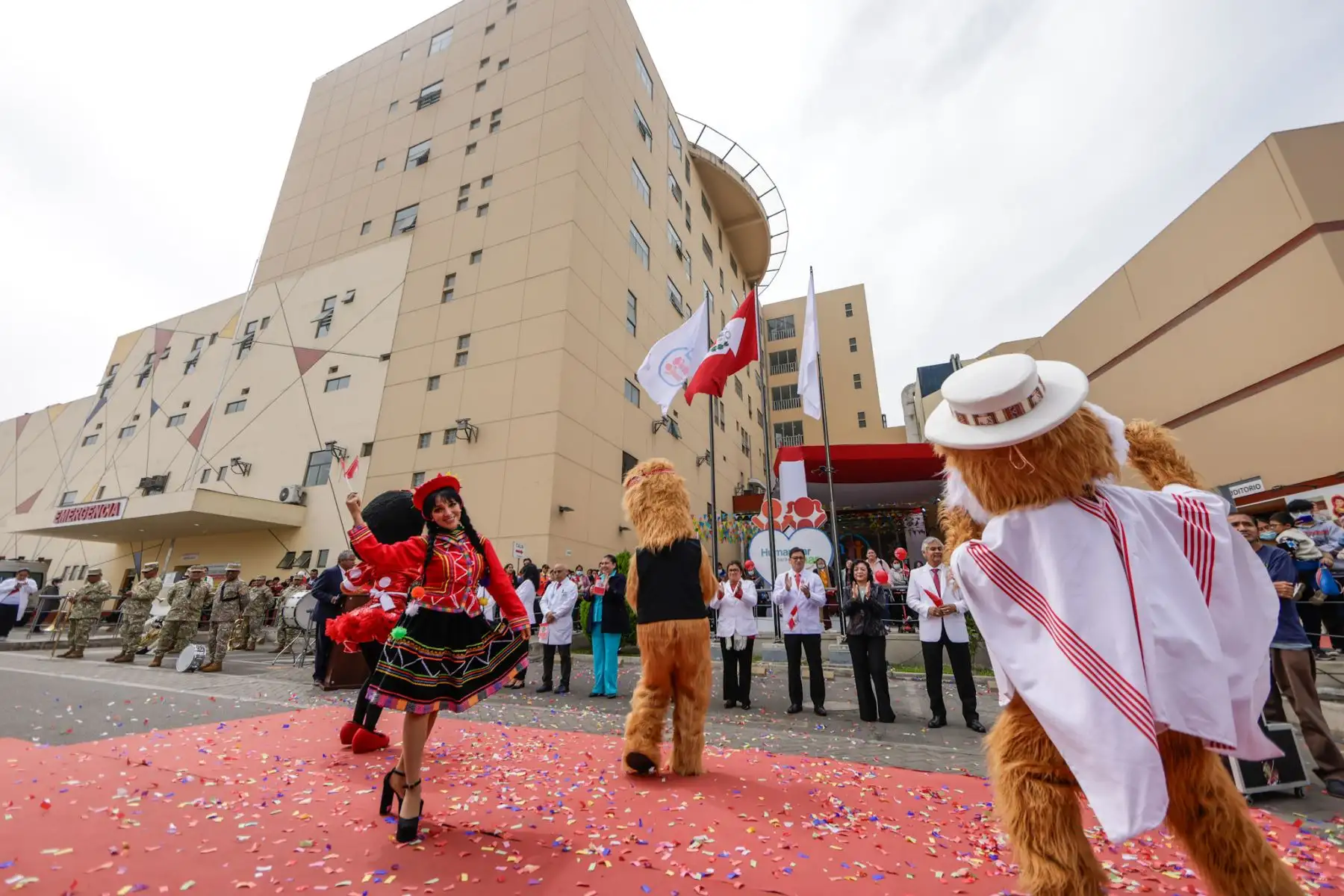 Con motivo del 204 aniversario de la Independencia del Perú, el personal del INSN San Borja, junto a pacientes y sus familias, participó en un desfile cívico en el frontis del hospital. Vestidos de rojiblanco, rindieron homenaje al Perú por su 204 aniversario. Médicos, enfermeras y técnicos de 39 delegaciones mostraron su orgullo patrio con trajes típicos y banderas, en una jornada llena de emoción y compromiso con el país. Foto: ANDINA/Luis Iparraguirre