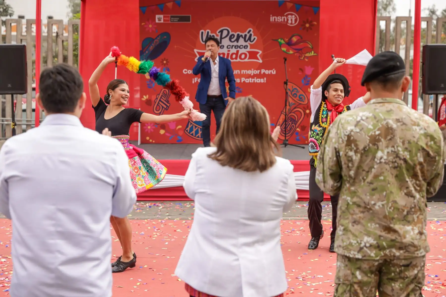 Con motivo del 204 aniversario de la Independencia del Perú, el personal del INSN San Borja, junto a pacientes y sus familias, participó en un desfile cívico en el frontis del hospital. Vestidos de rojiblanco, rindieron homenaje al Perú por su 204 aniversario. Médicos, enfermeras y técnicos de 39 delegaciones mostraron su orgullo patrio con trajes típicos y banderas, en una jornada llena de emoción y compromiso con el país. Foto: ANDINA/Luis Iparraguirre