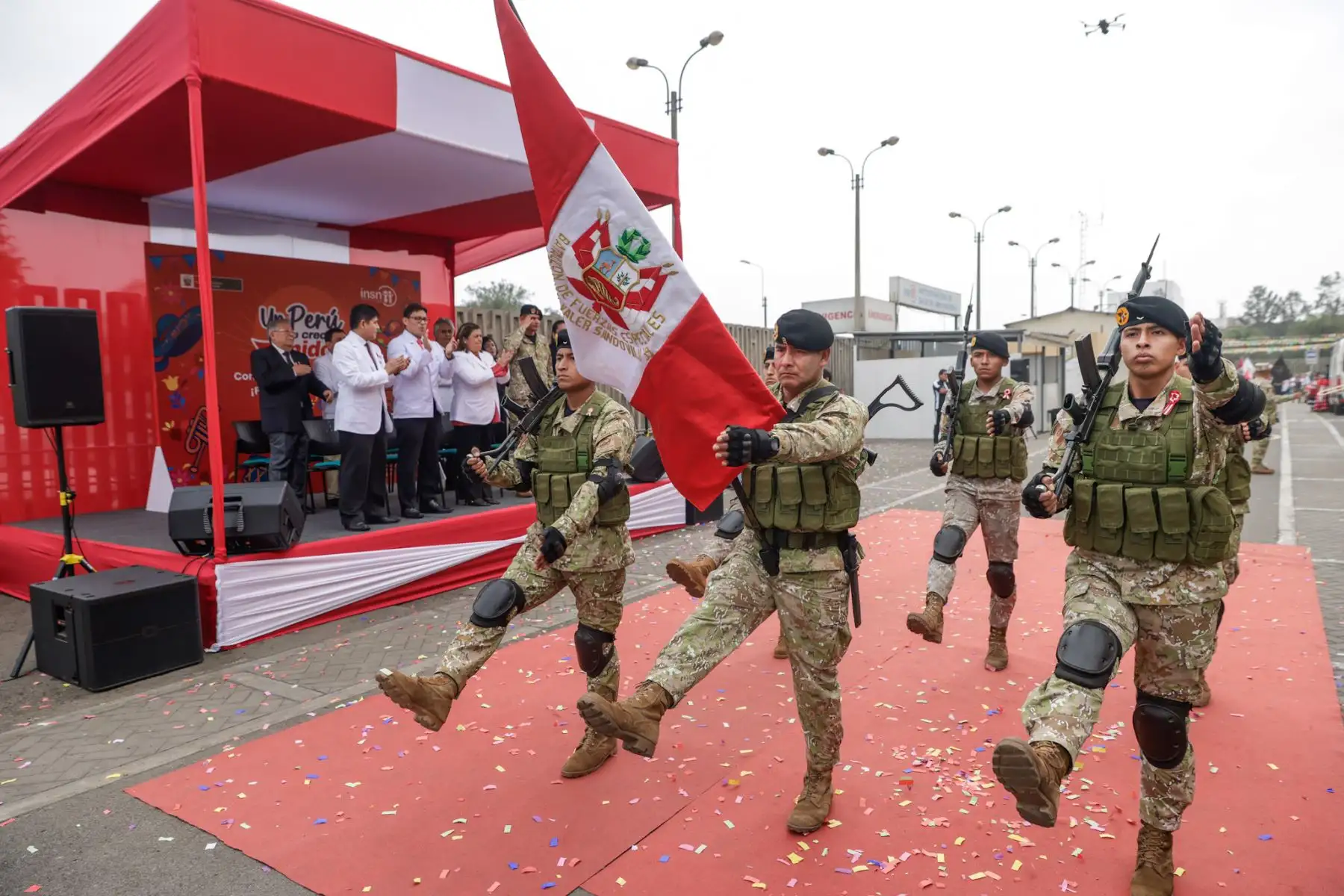 Con motivo del 204 aniversario de la Independencia del Perú, el personal del INSN San Borja, junto a pacientes y sus familias, participó en un desfile cívico en el frontis del hospital. Vestidos de rojiblanco, rindieron homenaje al Perú por su 204 aniversario. Médicos, enfermeras y técnicos de 39 delegaciones mostraron su orgullo patrio con trajes típicos y banderas, en una jornada llena de emoción y compromiso con el país. Foto: ANDINA/Luis Iparraguirre