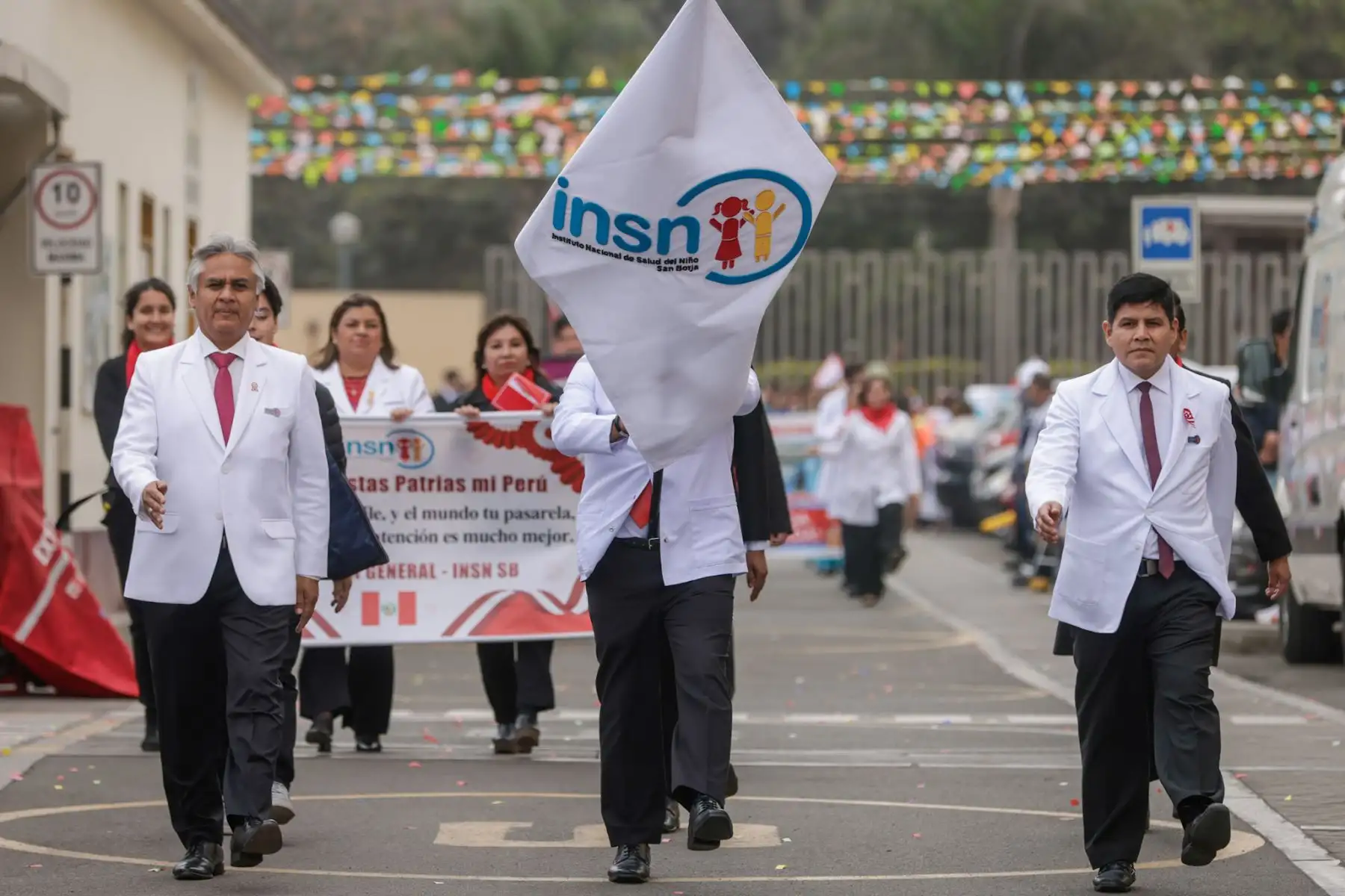 Con motivo del 204 aniversario de la Independencia del Perú, el personal del INSN San Borja, junto a pacientes y sus familias, participó en un desfile cívico en el frontis del hospital. Vestidos de rojiblanco, rindieron homenaje al Perú por su 204 aniversario. Médicos, enfermeras y técnicos de 39 delegaciones mostraron su orgullo patrio con trajes típicos y banderas, en una jornada llena de emoción y compromiso con el país. Foto: ANDINA/Luis Iparraguirre