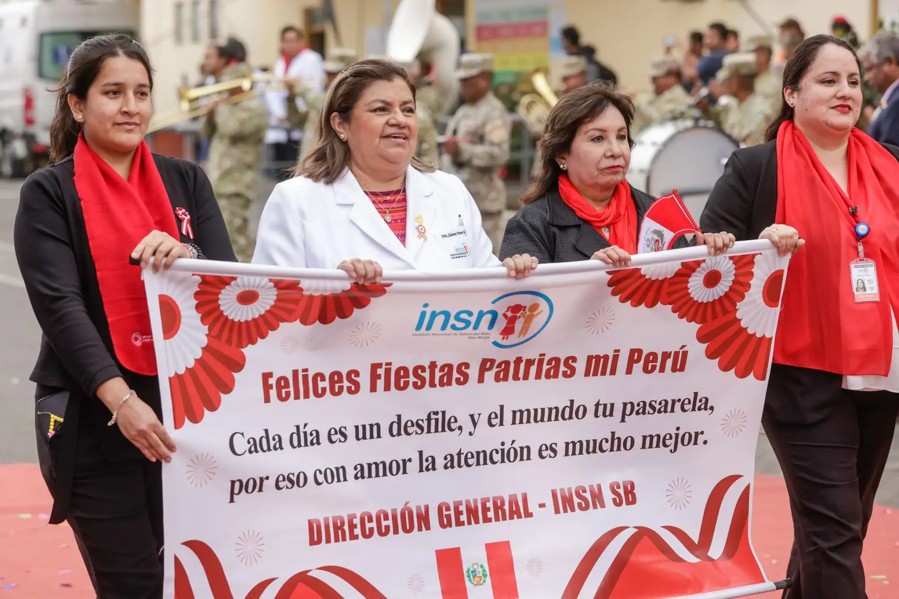Con motivo del 204 aniversario de la Independencia del Perú, el personal del INSN San Borja, junto a pacientes y sus familias, participó en un desfile cívico en el frontis del hospital. Vestidos de rojiblanco, rindieron homenaje al Perú por su 204 aniversario. Médicos, enfermeras y técnicos de 39 delegaciones mostraron su orgullo patrio con trajes típicos y banderas, en una jornada llena de emoción y compromiso con el país. Foto: ANDINA/Luis Iparraguirre