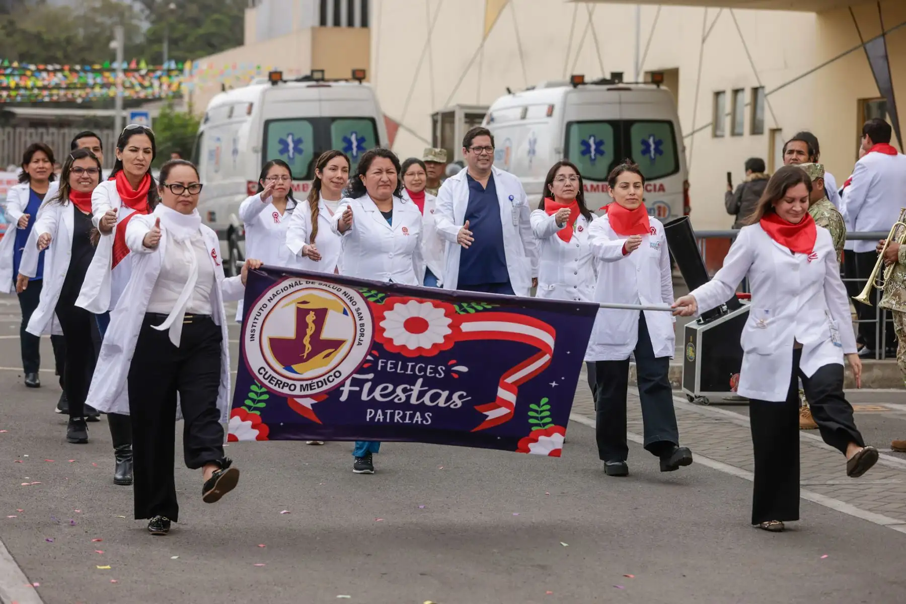 Con motivo del 204 aniversario de la Independencia del Perú, el personal del INSN San Borja, junto a pacientes y sus familias, participó en un desfile cívico en el frontis del hospital. Vestidos de rojiblanco, rindieron homenaje al Perú por su 204 aniversario. Médicos, enfermeras y técnicos de 39 delegaciones mostraron su orgullo patrio con trajes típicos y banderas, en una jornada llena de emoción y compromiso con el país. Foto: ANDINA/Luis Iparraguirre