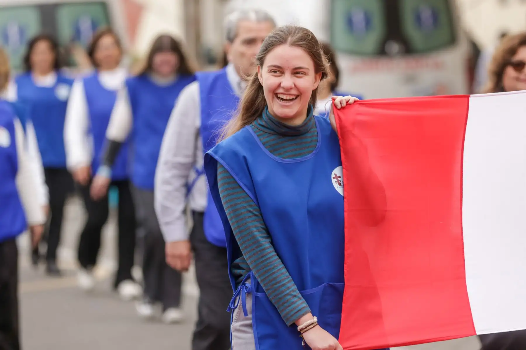 Con motivo del 204 aniversario de la Independencia del Perú, el personal del INSN San Borja, junto a pacientes y sus familias, participó en un desfile cívico en el frontis del hospital. Vestidos de rojiblanco, rindieron homenaje al Perú por su 204 aniversario. Médicos, enfermeras y técnicos de 39 delegaciones mostraron su orgullo patrio con trajes típicos y banderas, en una jornada llena de emoción y compromiso con el país. Foto: ANDINA/Luis Iparraguirre