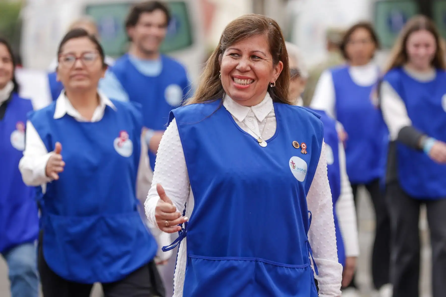 Con motivo del 204 aniversario de la Independencia del Perú, el personal del INSN San Borja, junto a pacientes y sus familias, participó en un desfile cívico en el frontis del hospital. Vestidos de rojiblanco, rindieron homenaje al Perú por su 204 aniversario. Médicos, enfermeras y técnicos de 39 delegaciones mostraron su orgullo patrio con trajes típicos y banderas, en una jornada llena de emoción y compromiso con el país. Foto: ANDINA/Luis Iparraguirre