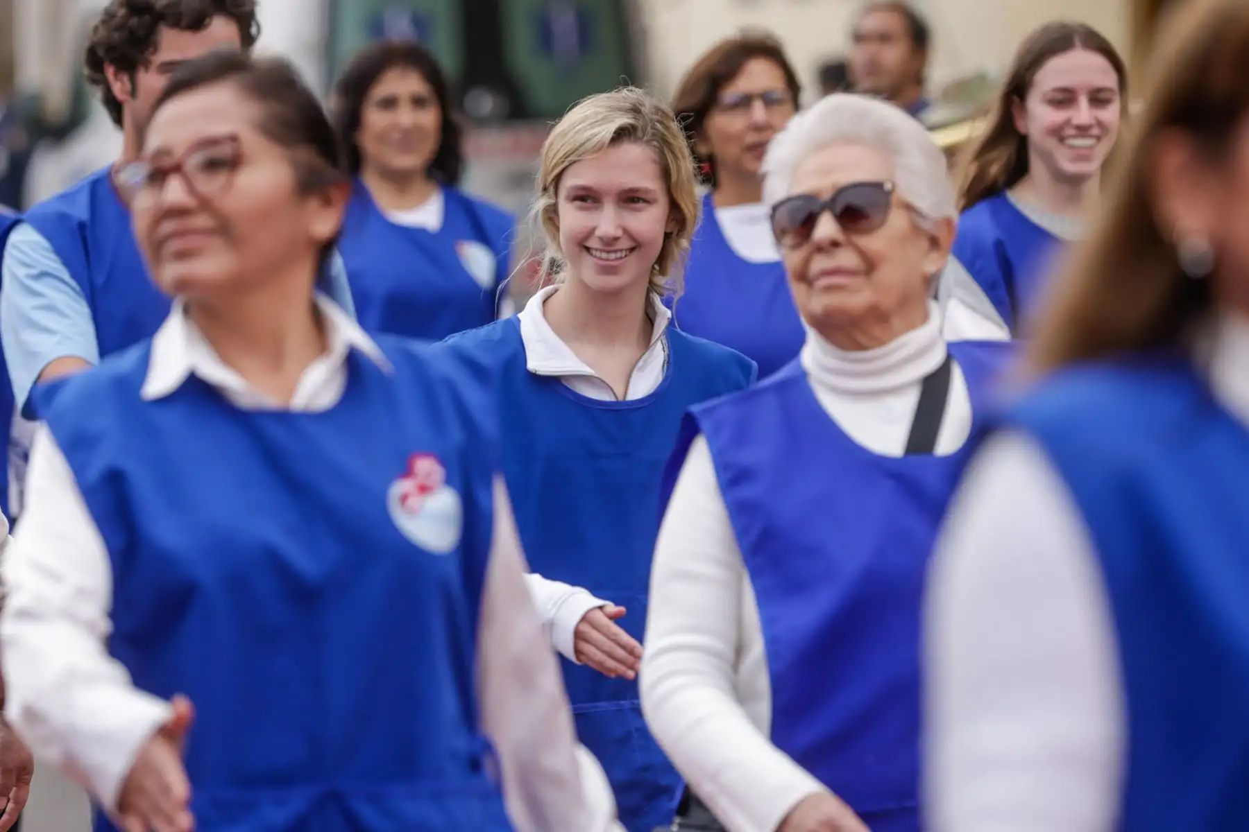 Con motivo del 204 aniversario de la Independencia del Perú, el personal del INSN San Borja, junto a pacientes y sus familias, participó en un desfile cívico en el frontis del hospital. Vestidos de rojiblanco, rindieron homenaje al Perú por su 204 aniversario. Médicos, enfermeras y técnicos de 39 delegaciones mostraron su orgullo patrio con trajes típicos y banderas, en una jornada llena de emoción y compromiso con el país. Foto: ANDINA/Luis Iparraguirre
