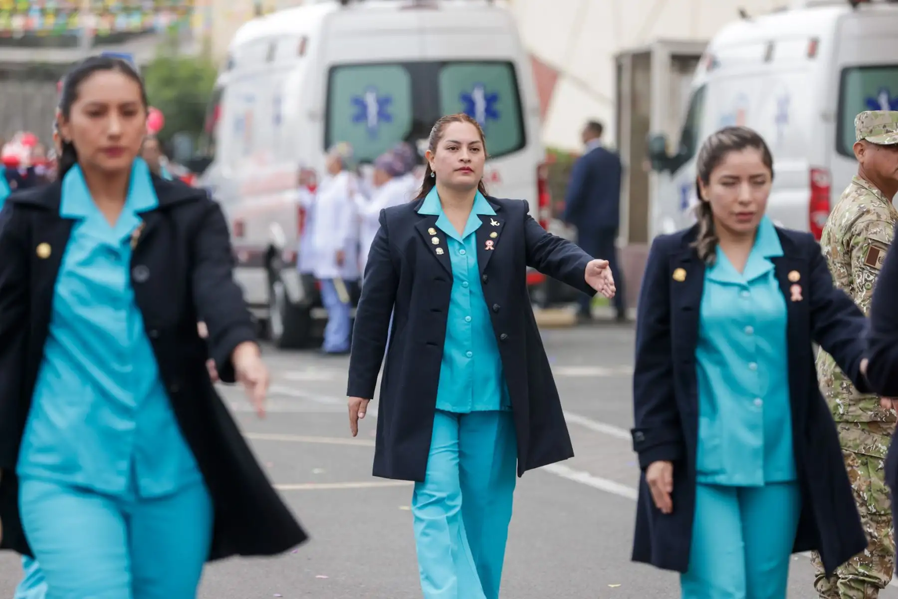 Con motivo del 204 aniversario de la Independencia del Perú, el personal del INSN San Borja, junto a pacientes y sus familias, participó en un desfile cívico en el frontis del hospital. Vestidos de rojiblanco, rindieron homenaje al Perú por su 204 aniversario. Médicos, enfermeras y técnicos de 39 delegaciones mostraron su orgullo patrio con trajes típicos y banderas, en una jornada llena de emoción y compromiso con el país. Foto: ANDINA/Luis Iparraguirre