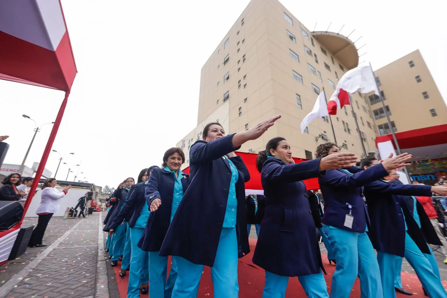 Con motivo del 204 aniversario de la Independencia del Perú, el personal del INSN San Borja, junto a pacientes y sus familias, participó en un desfile cívico en el frontis del hospital. Vestidos de rojiblanco, rindieron homenaje al Perú por su 204 aniversario. Médicos, enfermeras y técnicos de 39 delegaciones mostraron su orgullo patrio con trajes típicos y banderas, en una jornada llena de emoción y compromiso con el país. Foto: ANDINA/Luis Iparraguirre