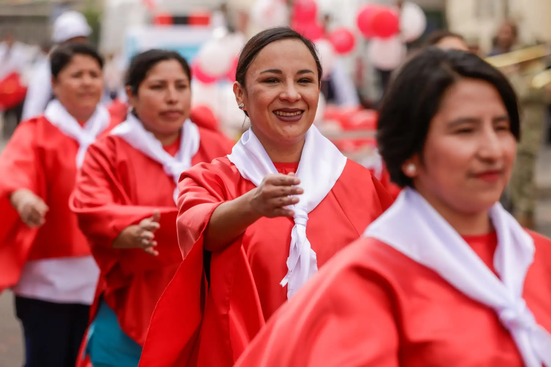 Con motivo del 204 aniversario de la Independencia del Perú, el personal del INSN San Borja, junto a pacientes y sus familias, participó en un desfile cívico en el frontis del hospital. Vestidos de rojiblanco, rindieron homenaje al Perú por su 204 aniversario. Médicos, enfermeras y técnicos de 39 delegaciones mostraron su orgullo patrio con trajes típicos y banderas, en una jornada llena de emoción y compromiso con el país. Foto: ANDINA/Luis Iparraguirre