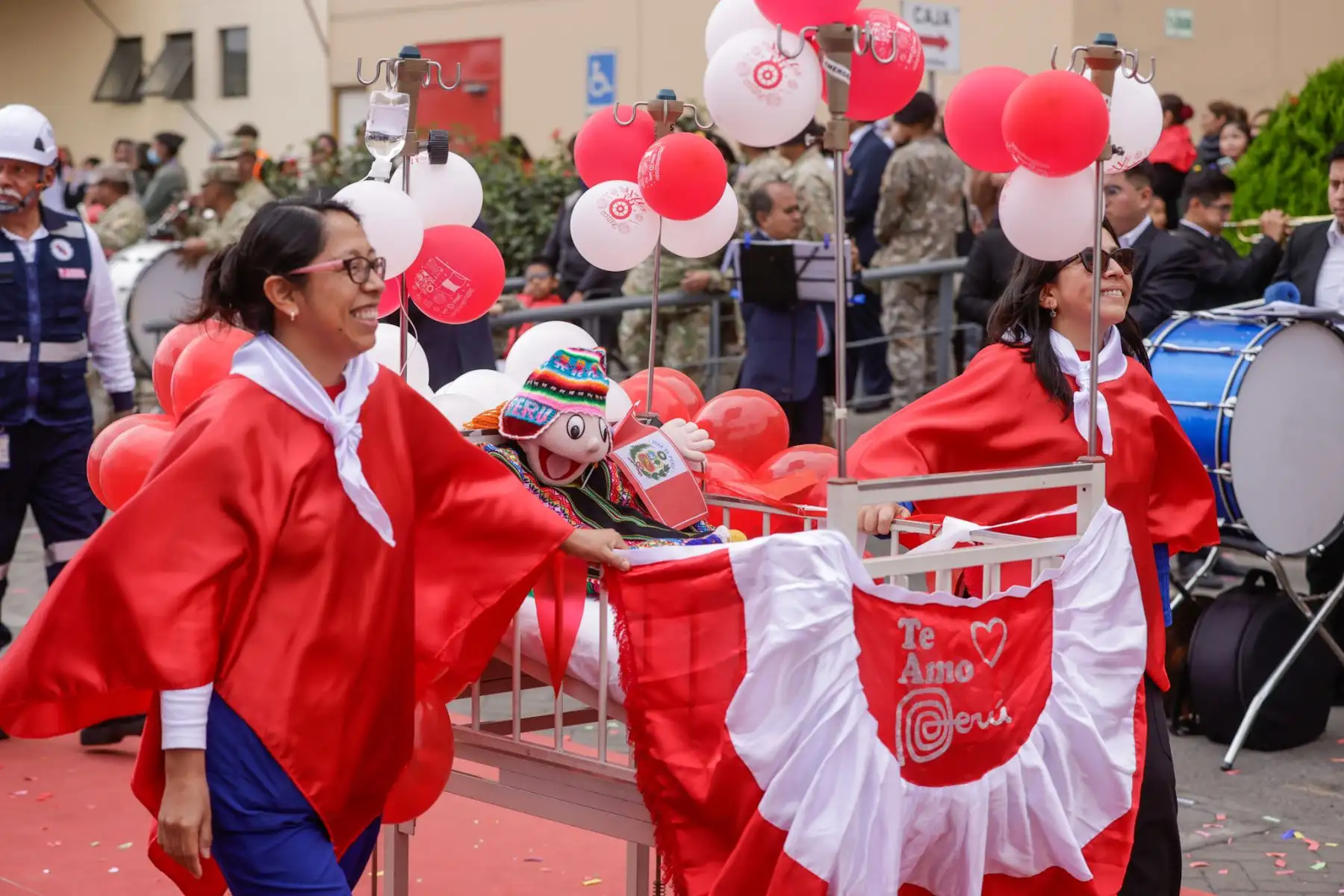 Con motivo del 204 aniversario de la Independencia del Perú, el personal del INSN San Borja, junto a pacientes y sus familias, participó en un desfile cívico en el frontis del hospital. Vestidos de rojiblanco, rindieron homenaje al Perú por su 204 aniversario. Médicos, enfermeras y técnicos de 39 delegaciones mostraron su orgullo patrio con trajes típicos y banderas, en una jornada llena de emoción y compromiso con el país. Foto: ANDINA/Luis Iparraguirre