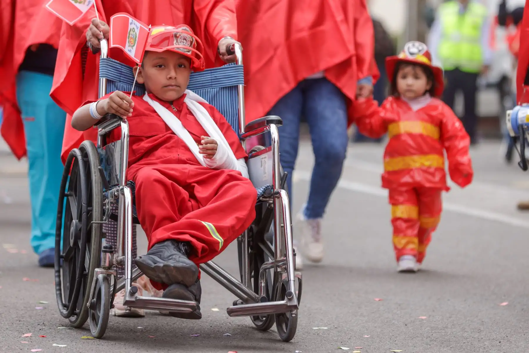 Con motivo del 204 aniversario de la Independencia del Perú, el personal del INSN San Borja, junto a pacientes y sus familias, participó en un desfile cívico en el frontis del hospital. Vestidos de rojiblanco, rindieron homenaje al Perú por su 204 aniversario. Médicos, enfermeras y técnicos de 39 delegaciones mostraron su orgullo patrio con trajes típicos y banderas, en una jornada llena de emoción y compromiso con el país. Foto: ANDINA/Luis Iparraguirre