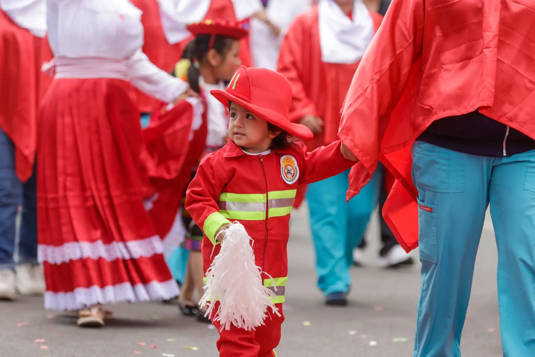 Con motivo del 204 aniversario de la Independencia del Perú, el personal del INSN San Borja, junto a pacientes y sus familias, participó en un desfile cívico en el frontis del hospital. Vestidos de rojiblanco, rindieron homenaje al Perú por su 204 aniversario. Médicos, enfermeras y técnicos de 39 delegaciones mostraron su orgullo patrio con trajes típicos y banderas, en una jornada llena de emoción y compromiso con el país. Foto: ANDINA/Luis Iparraguirre