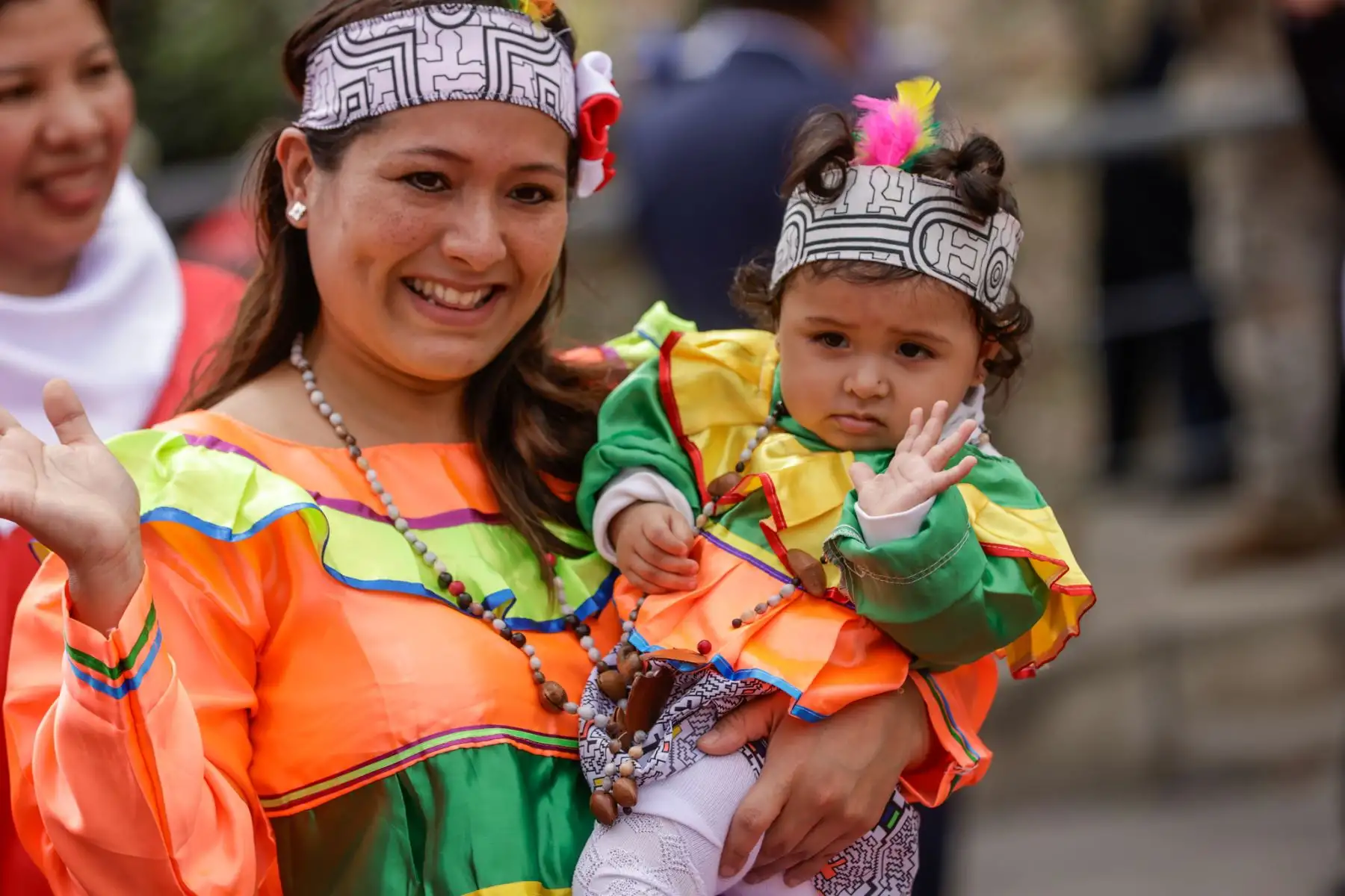 Con motivo del 204 aniversario de la Independencia del Perú, el personal del INSN San Borja, junto a pacientes y sus familias, participó en un desfile cívico en el frontis del hospital. Vestidos de rojiblanco, rindieron homenaje al Perú por su 204 aniversario. Médicos, enfermeras y técnicos de 39 delegaciones mostraron su orgullo patrio con trajes típicos y banderas, en una jornada llena de emoción y compromiso con el país. Foto: ANDINA/Luis Iparraguirre