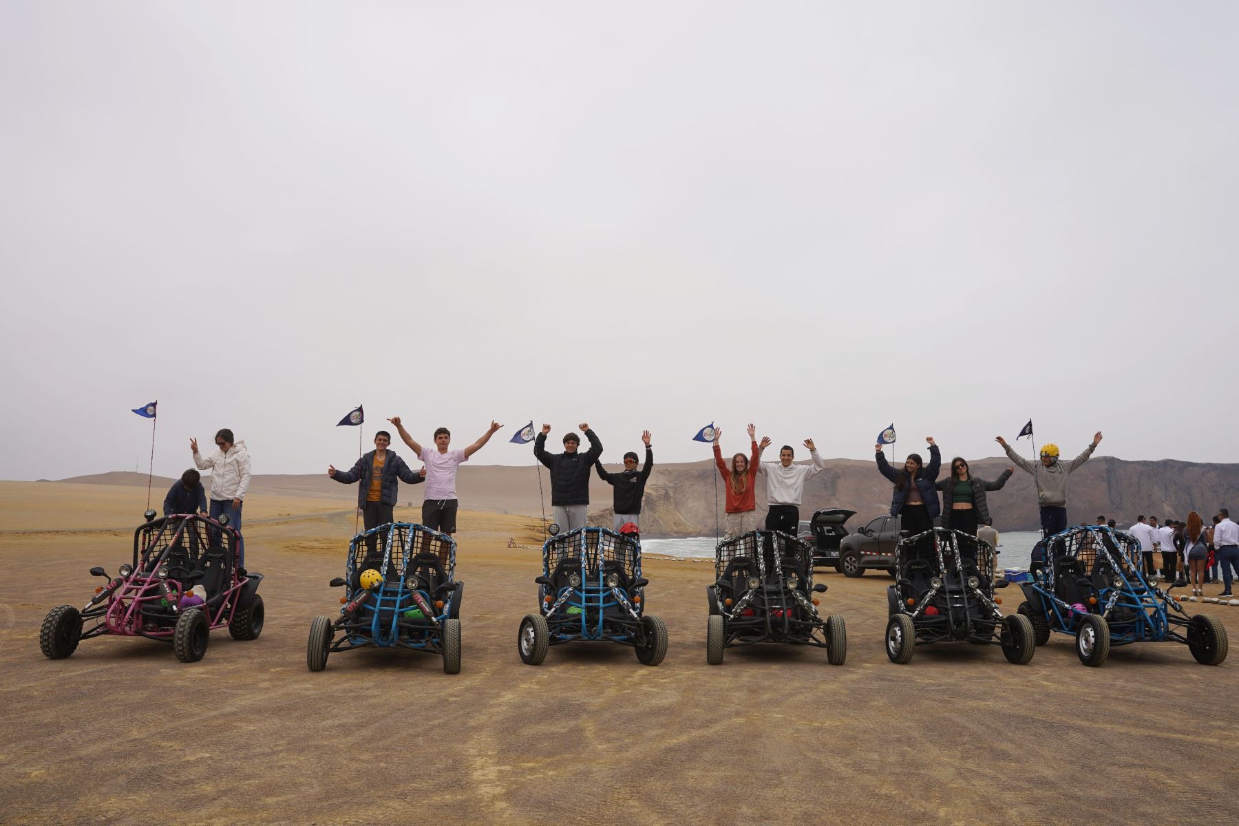 Los visitantes tienen la oportunidad de explorarla de manera emocionante a bordo de mini buggies, cuatrimotos, o recorrer sus senderos en bicicletas, descubriendo sus formaciones rocosas únicas y la icónica Playa Roja.  Foto: ANDINA/Difusión: Genry Bautista